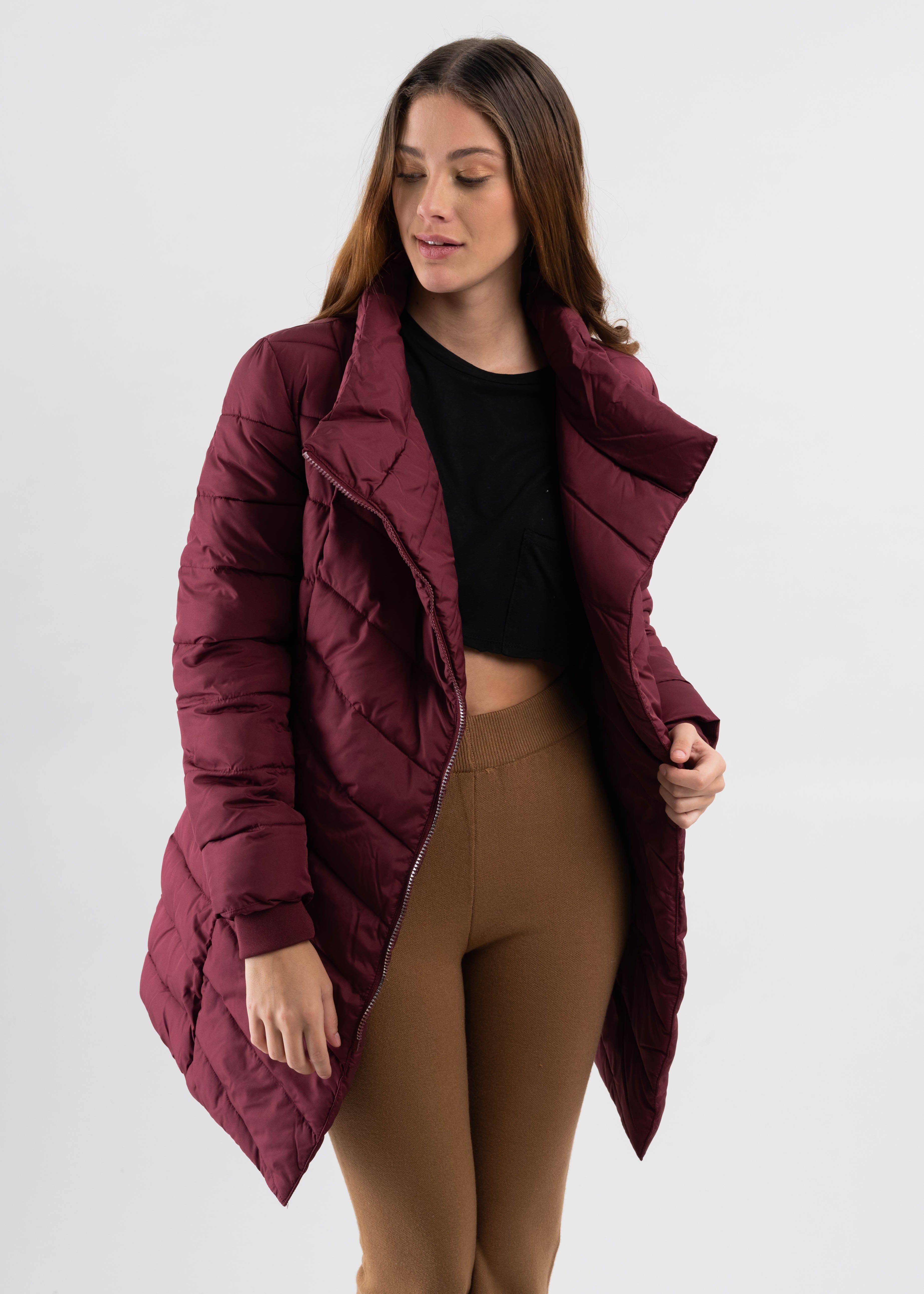 Chamarra larga capitonada cinturón sold by Shasa