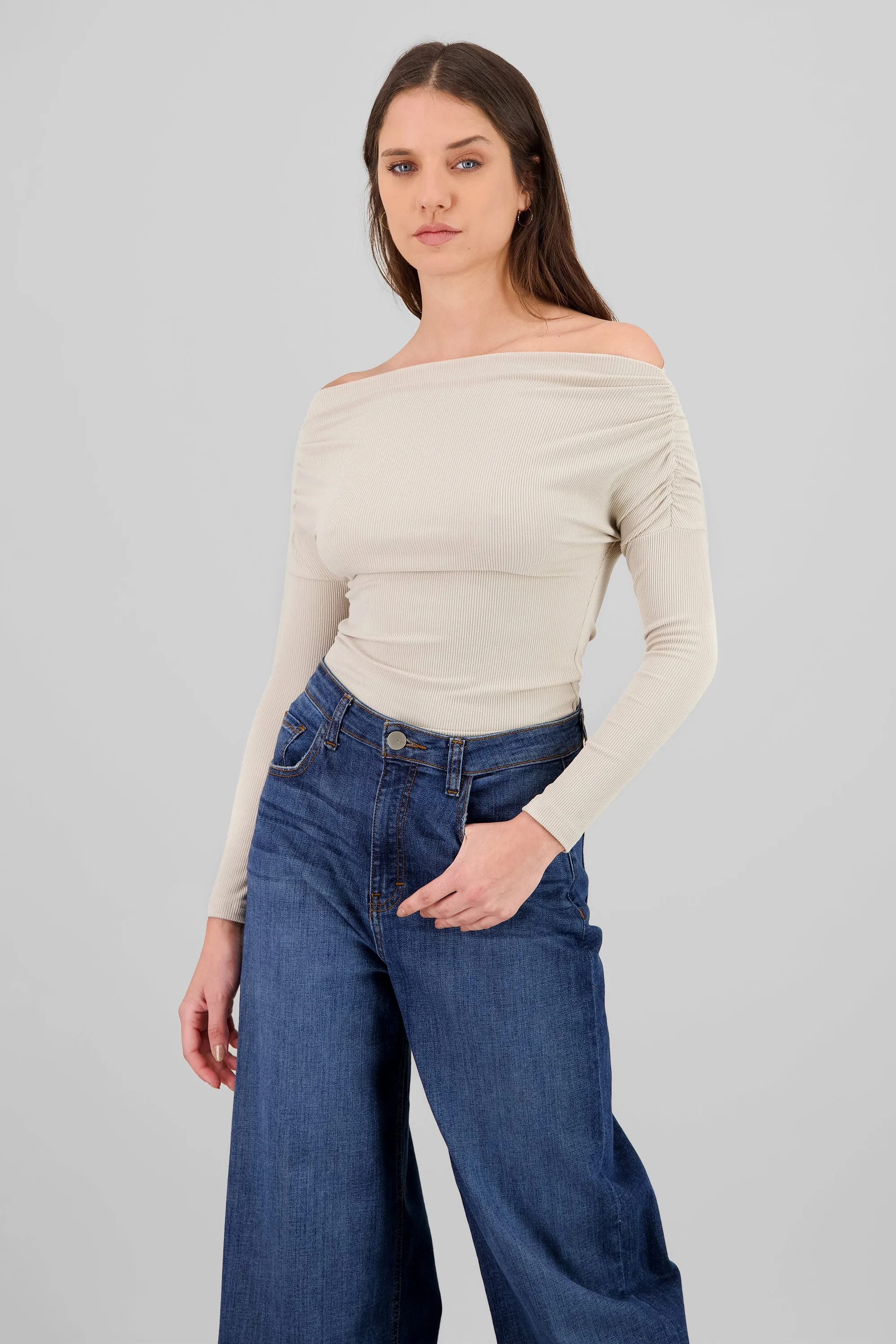 Blusa manga larga fruncida escote barco sold by Shasa