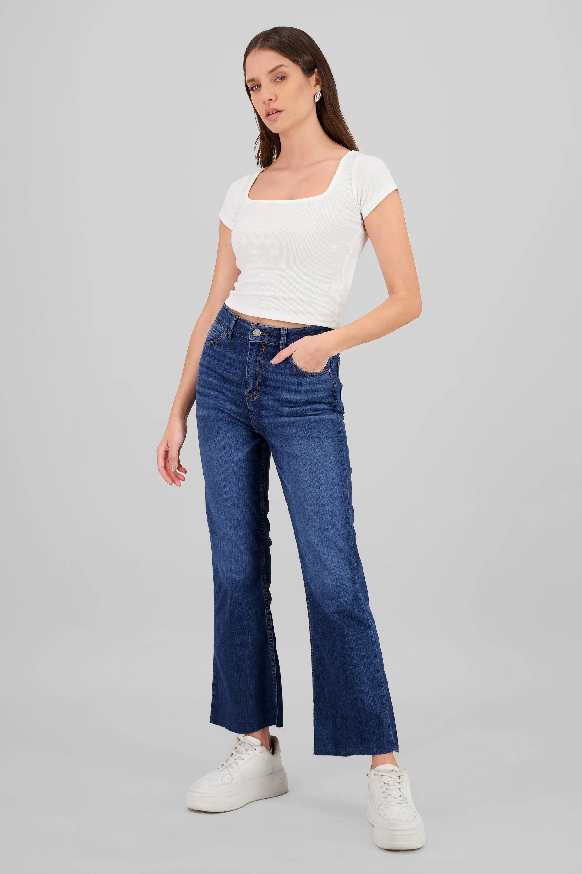 Jeans flare al corte sold by Shasa