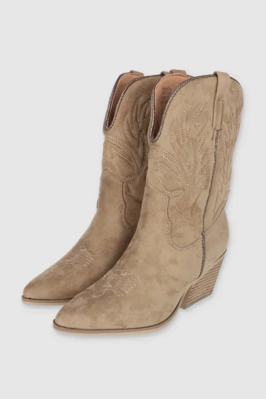 Botín midi vaquero bordado troquelado sold by Shasa