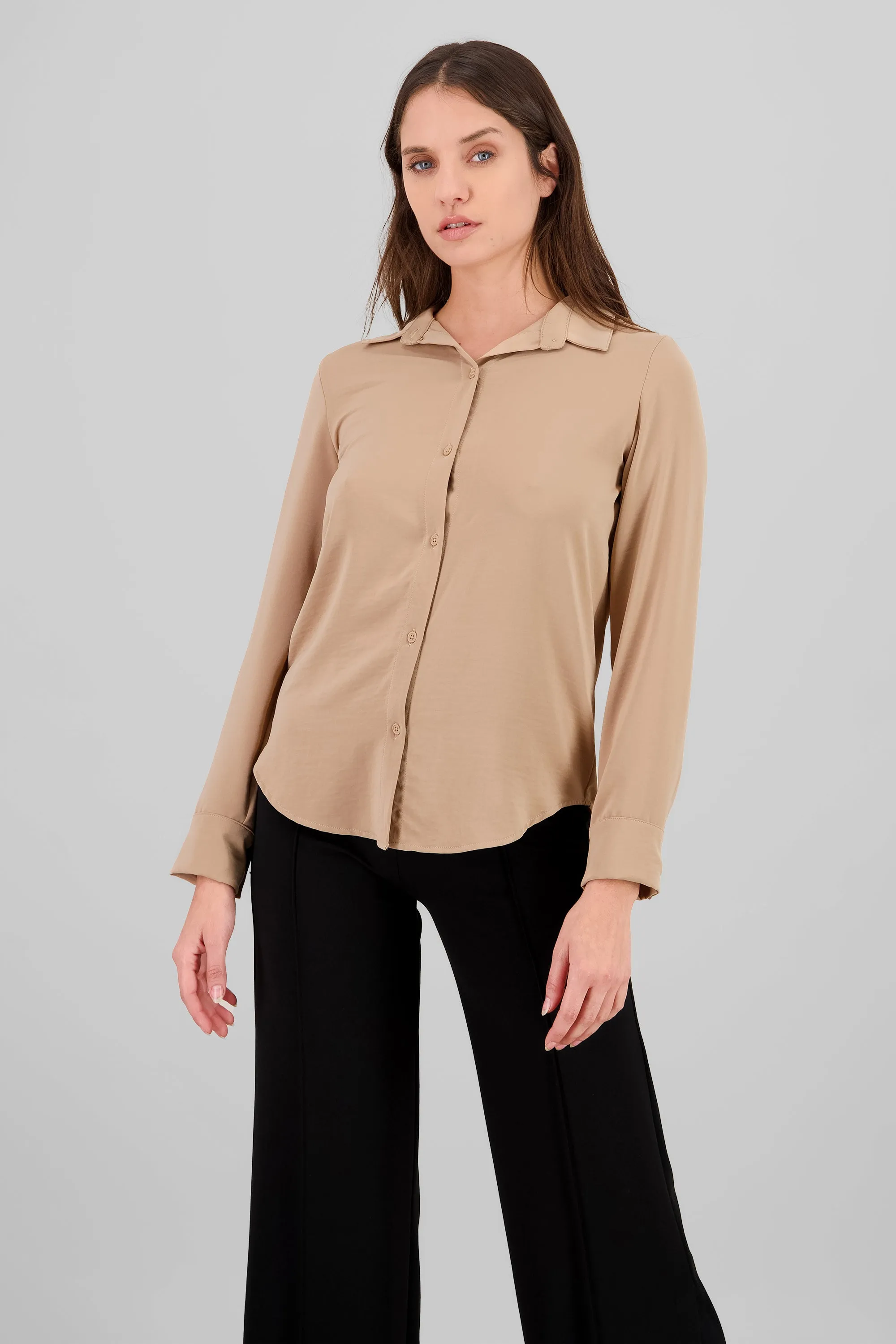 Camisa lisa manga larga botones sold by Shasa