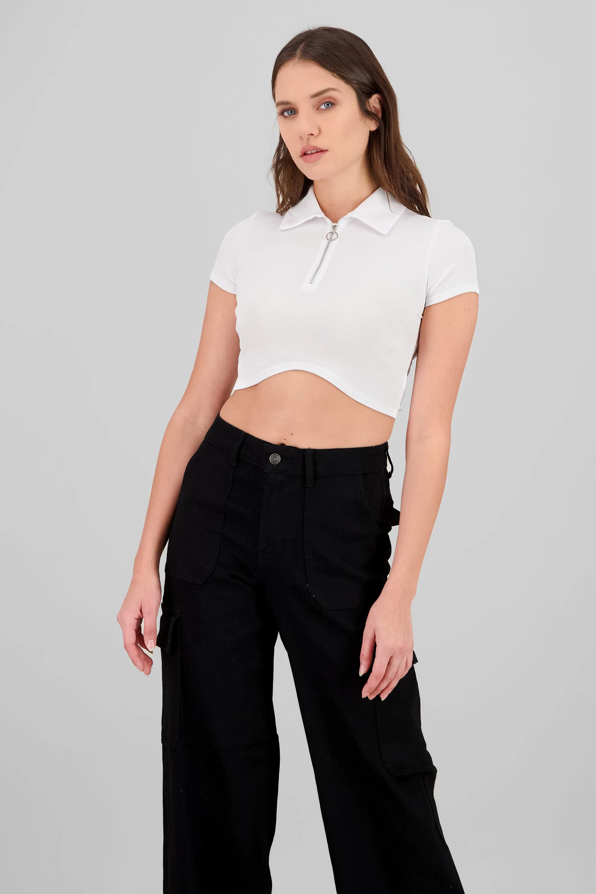 Top manga corta cuello detalle medio cierre sold by Shasa