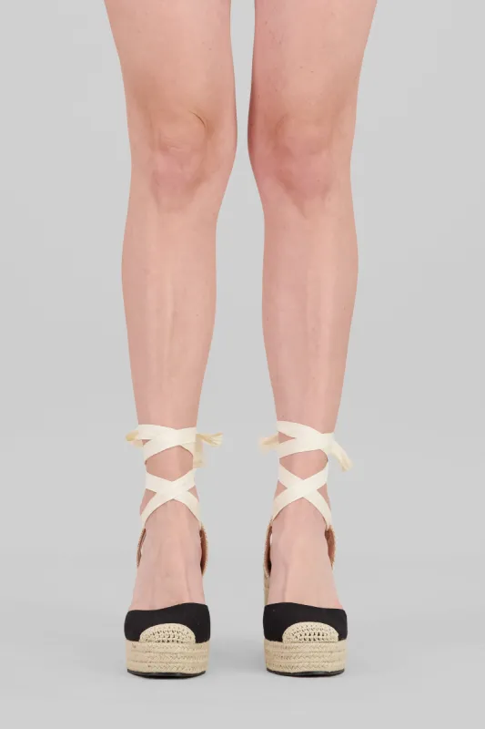 Cuña cerrada canvas lace up sold by Shasa