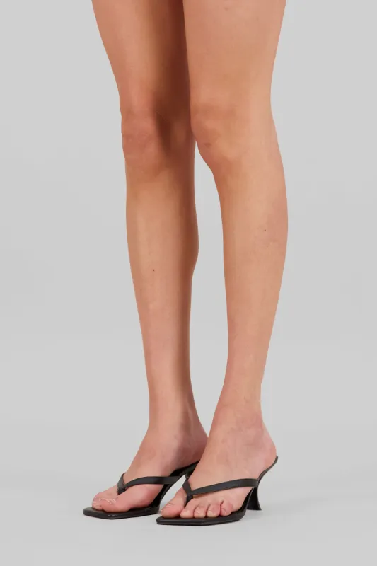 Tacón tira pata de gallo charol sold by Shasa