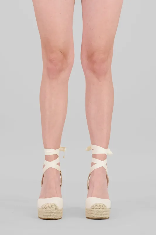 Cuña cerrada canvas lace up sold by Shasa