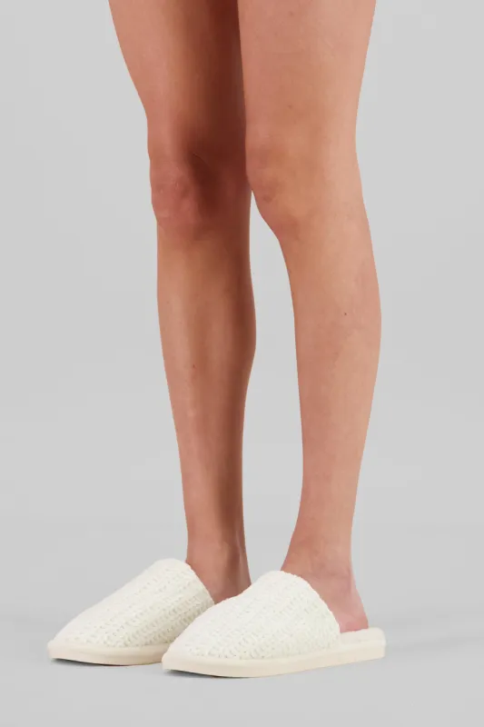 Pantufla mula tejida sold by Shasa