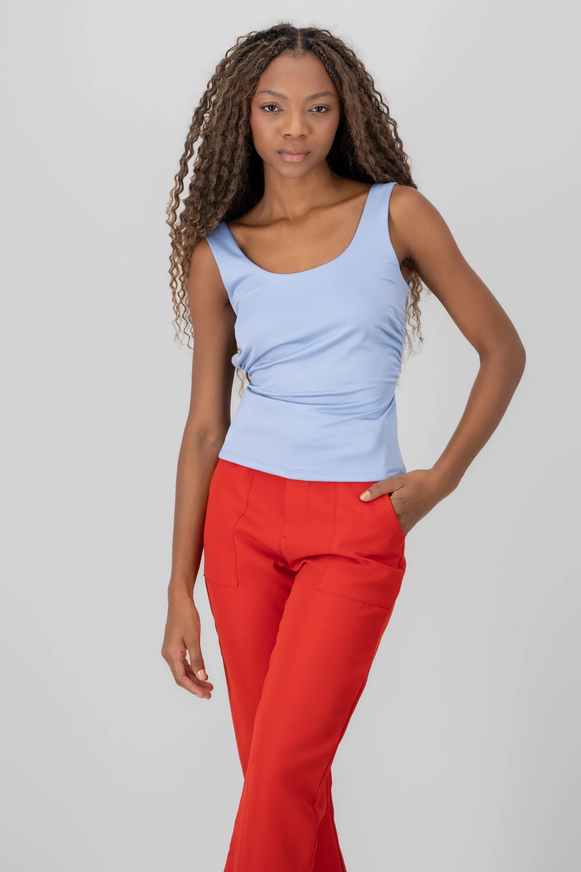 Top cuello redondo detalle escote espalda sold by Shasa