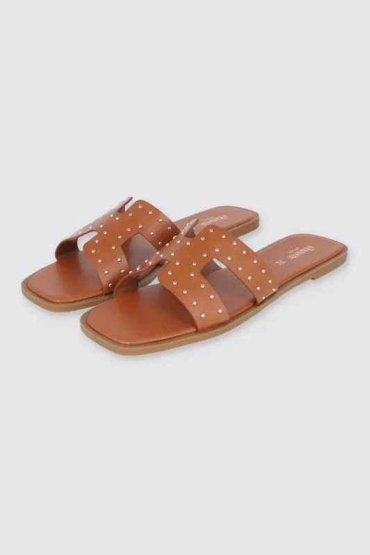 Sandalia greca aplicación studs sold by Shasa