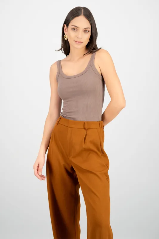 Top sin manga cuello redondo detalle rib sold by Shasa