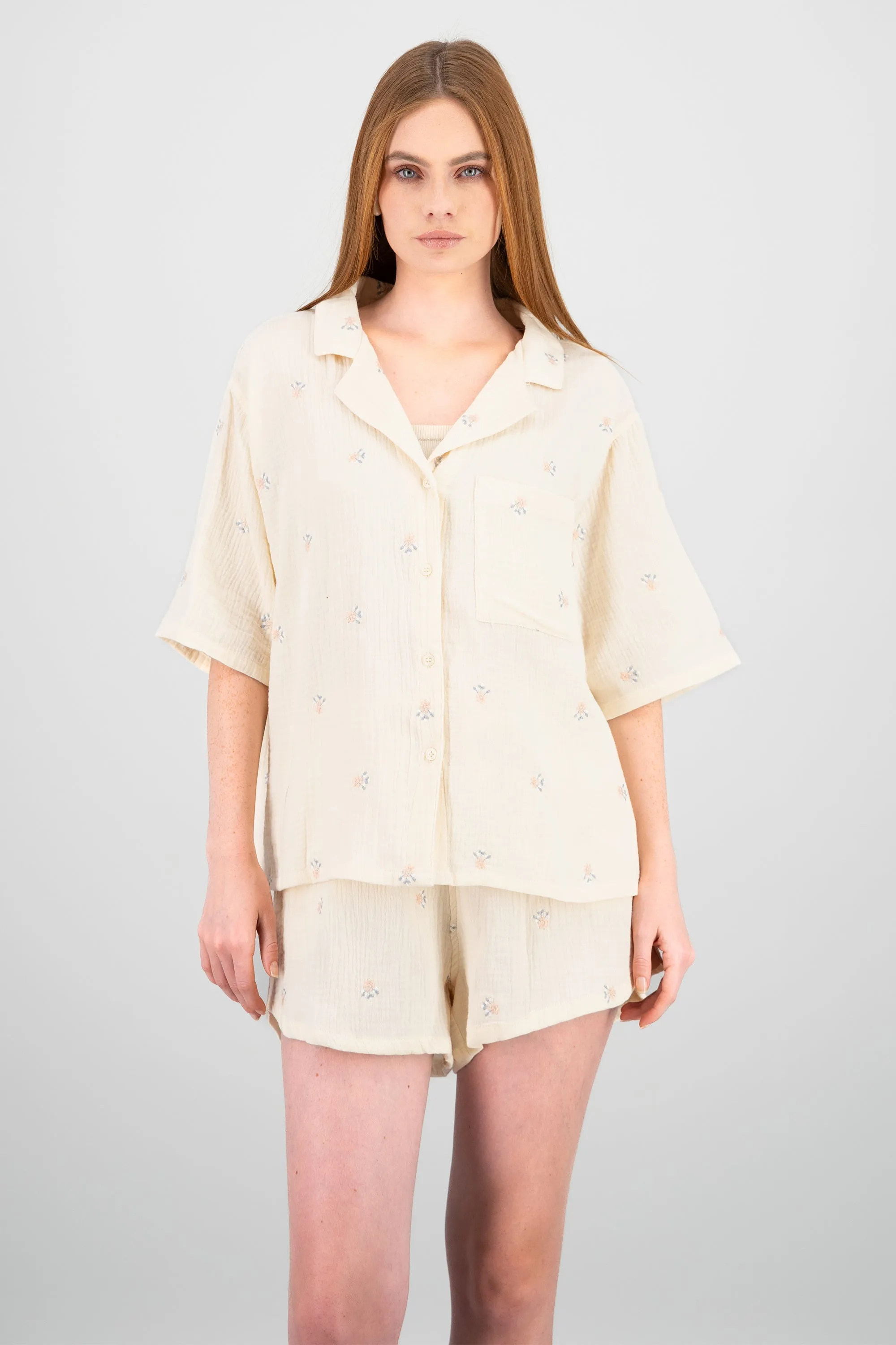 Camisa manga corta con flores bordadas sold by Shasa