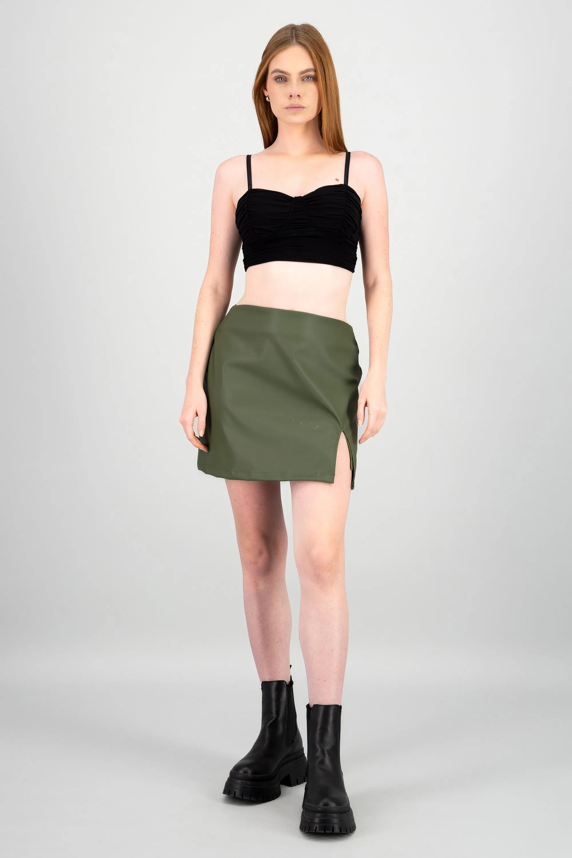 Falda mini vinipiel detalle abertura sold by Shasa