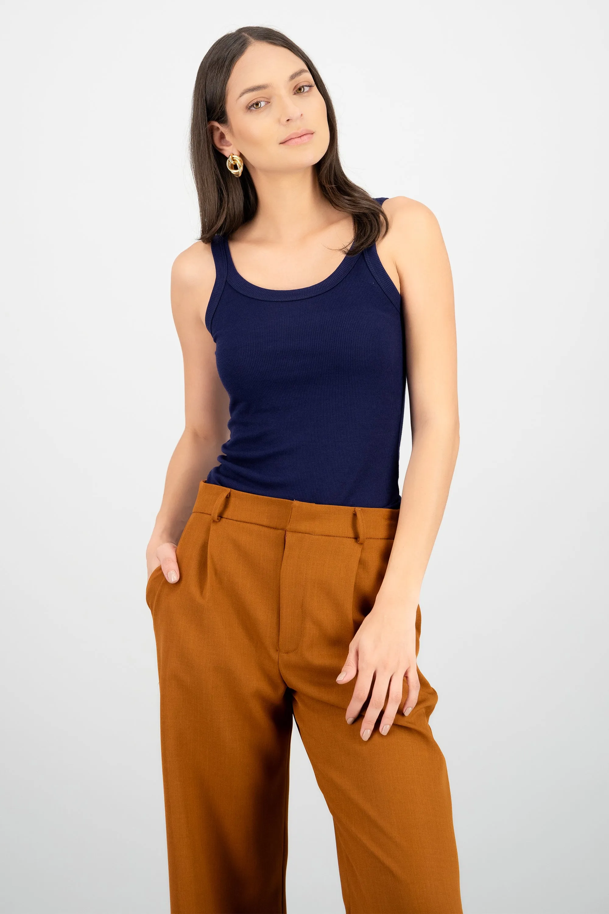 Top sin manga cuello redondo detalle rib sold by Shasa