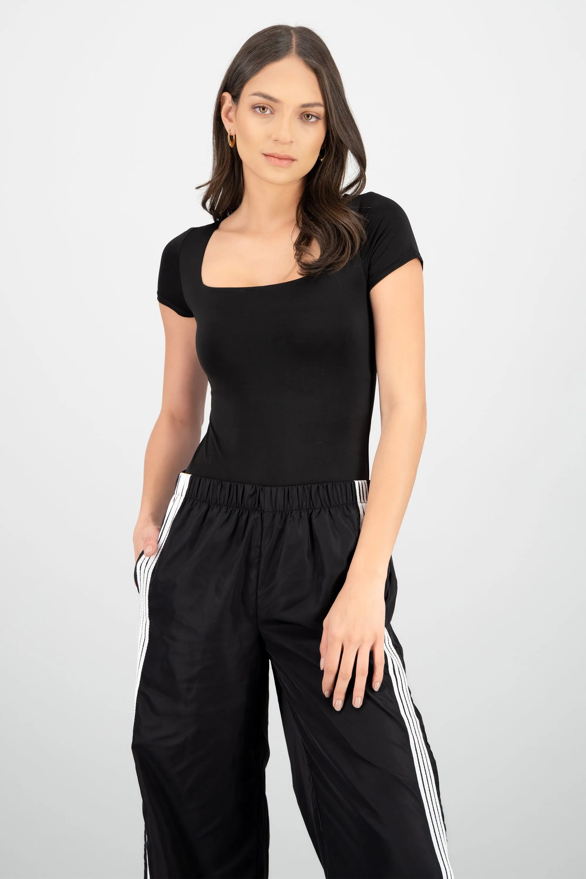 Body manga corta escote cuadrado sold by Shasa