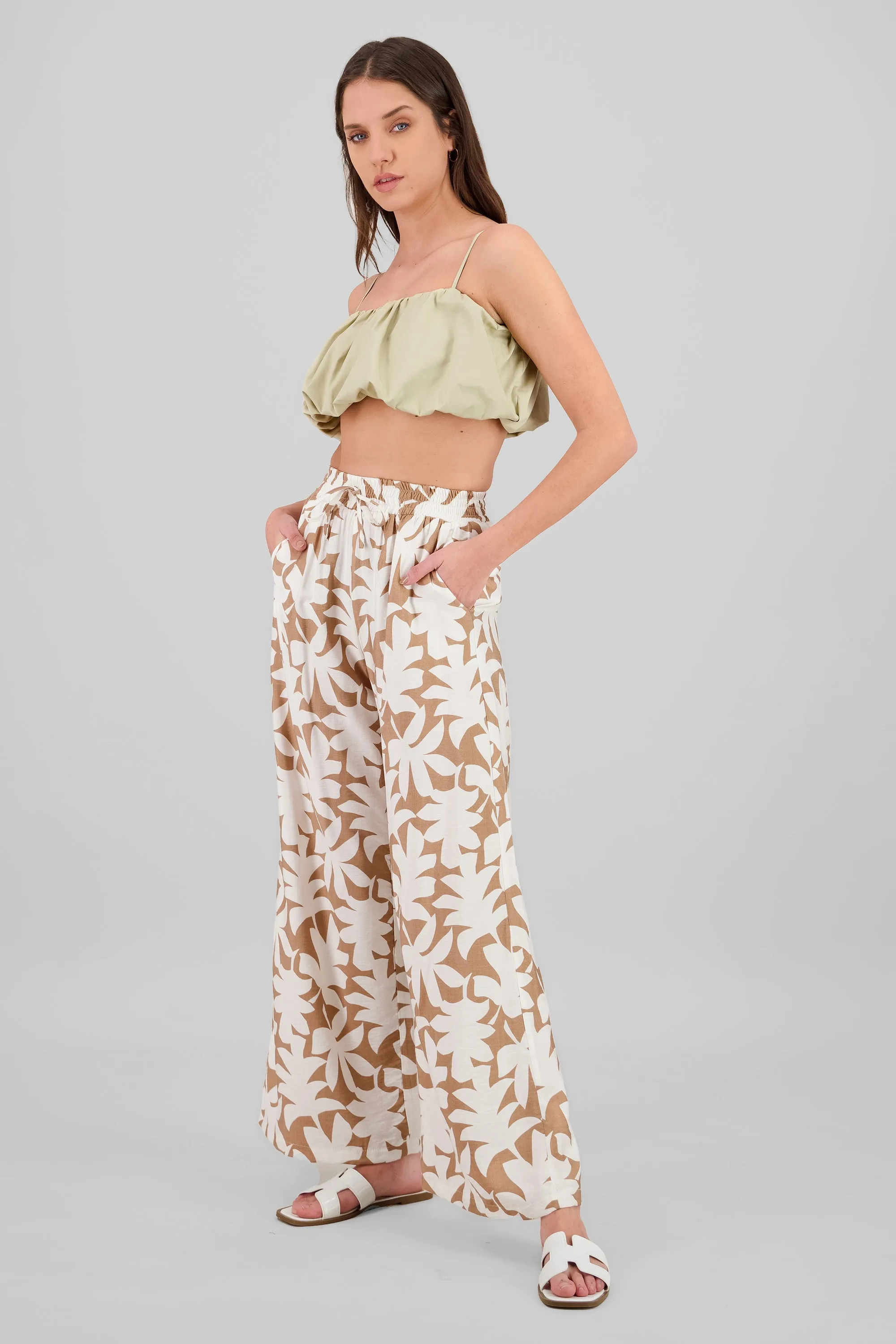 Pantalon amplio estampado tropical sold by Shasa