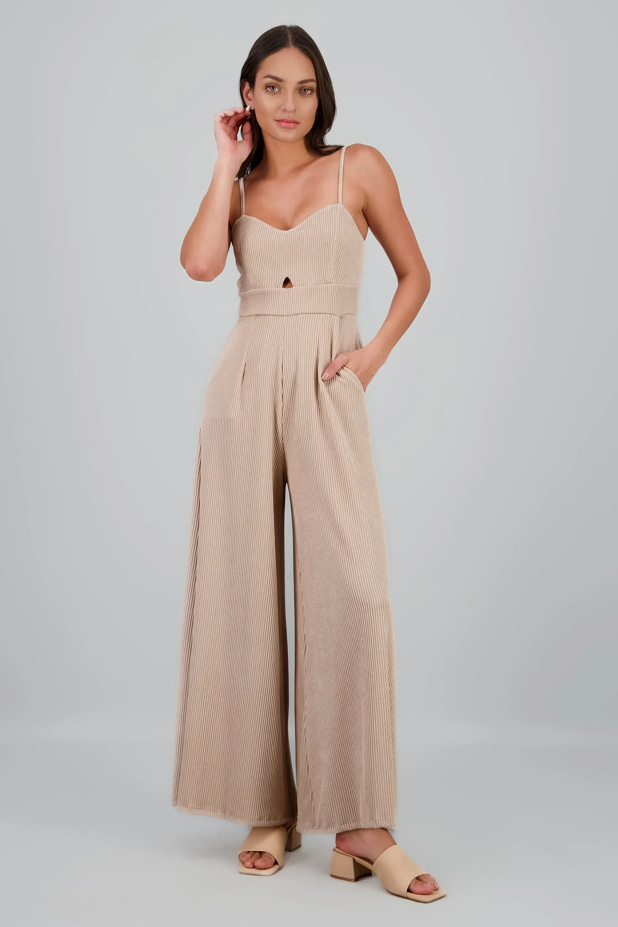 Jumpuit tirantes detalle textura sold by Shasa product image thumbnail 2