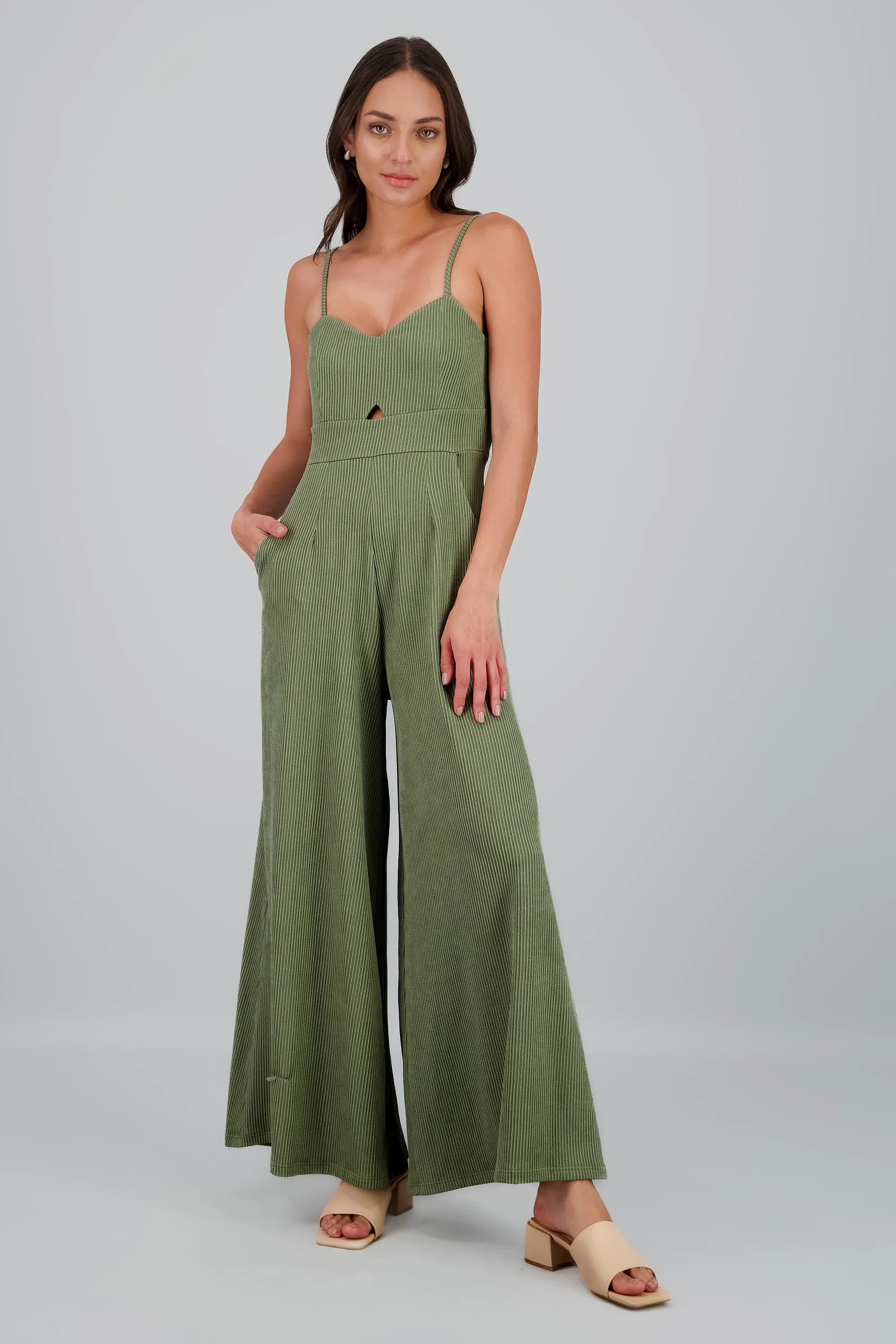 Jumpuit tirantes detalle textura sold by Shasa