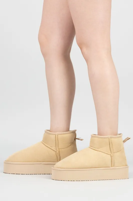 Bota Peluche Plataforma sold by Shasa