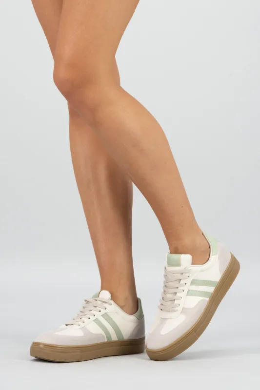 TENIS DOS LINEAS SUELA ALTA sold by Shasa