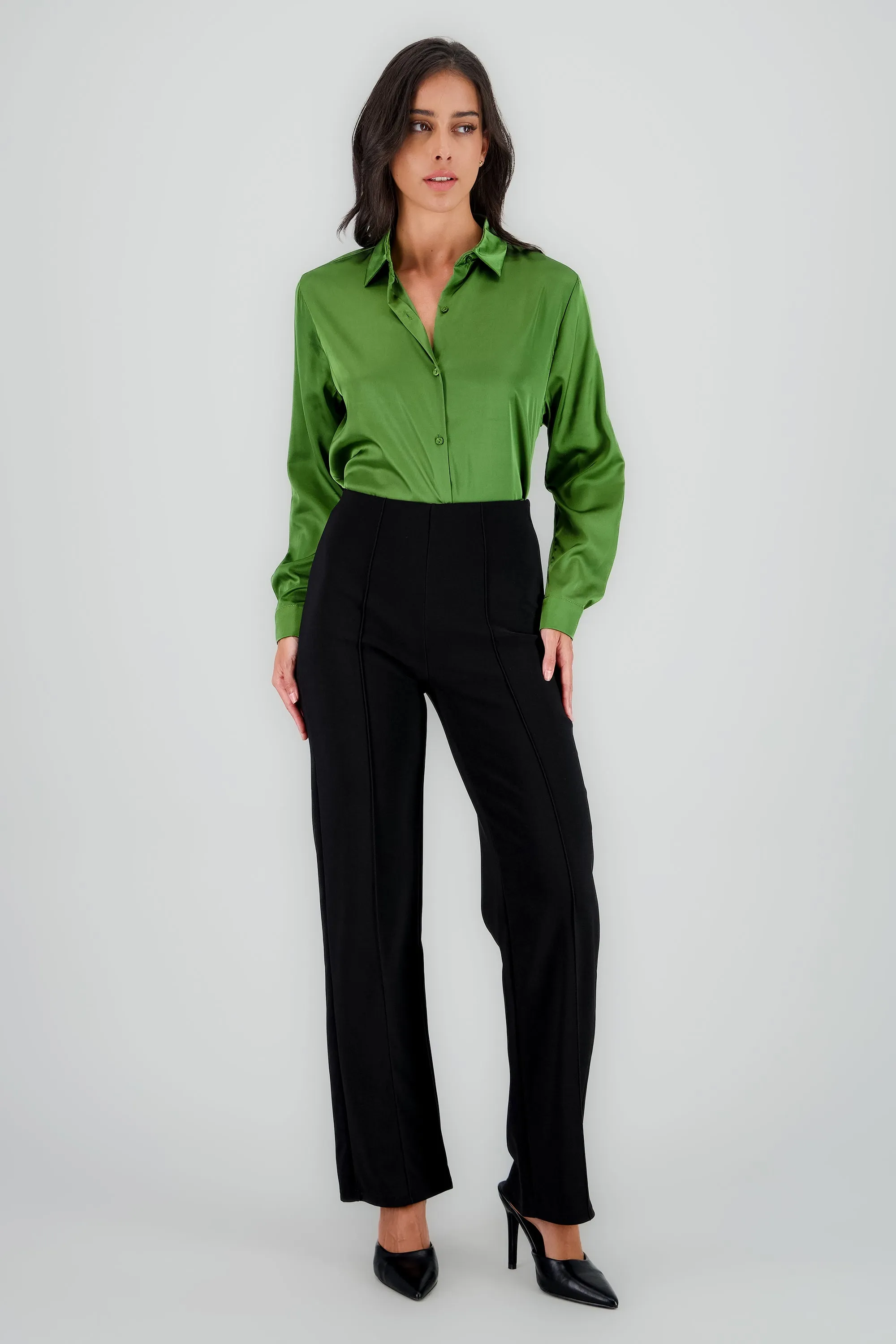 Pantalón de vestir con pinzas sold by Shasa