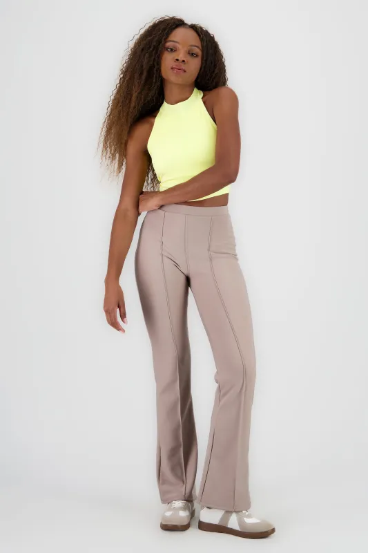 Pantalon flare con costruras sold by Shasa