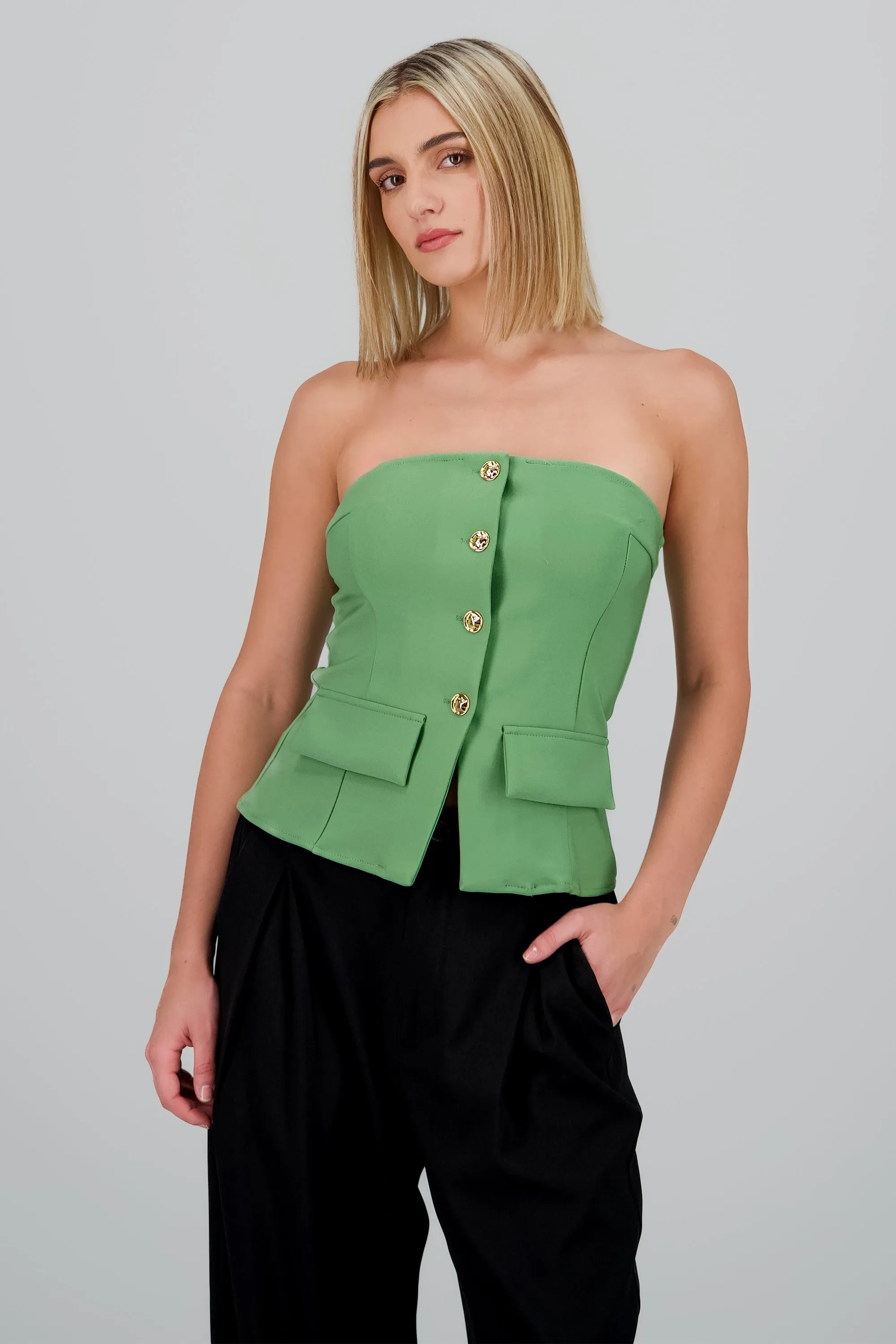 Top formal con bolsas y accentos de botones sold by Shasa