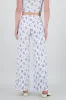 Pantalon amplio textura y flores sold by Shasa