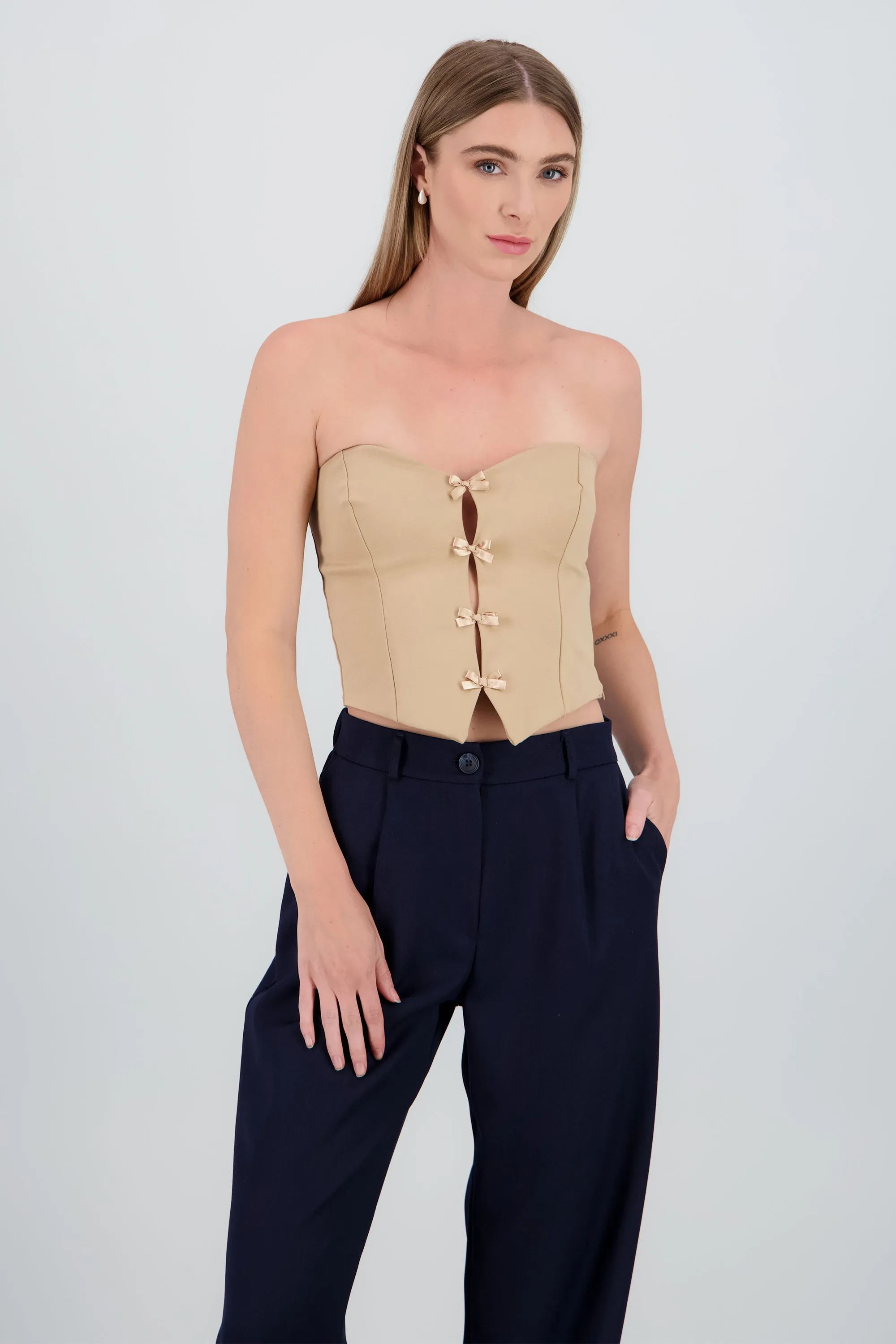 Top strapless detalle moños sold by Shasa