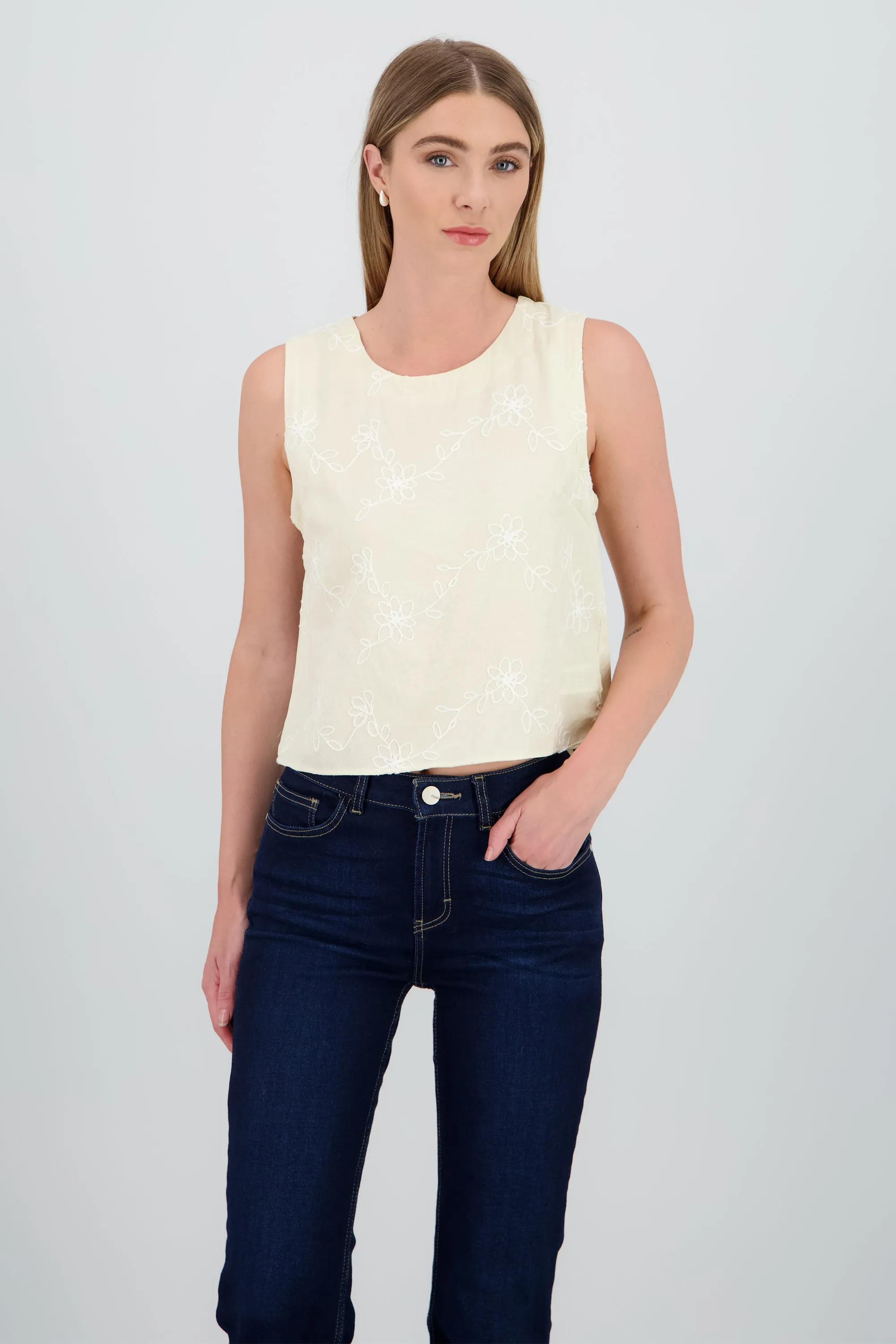 Top sin manga cuello redondo bordado sold by Shasa