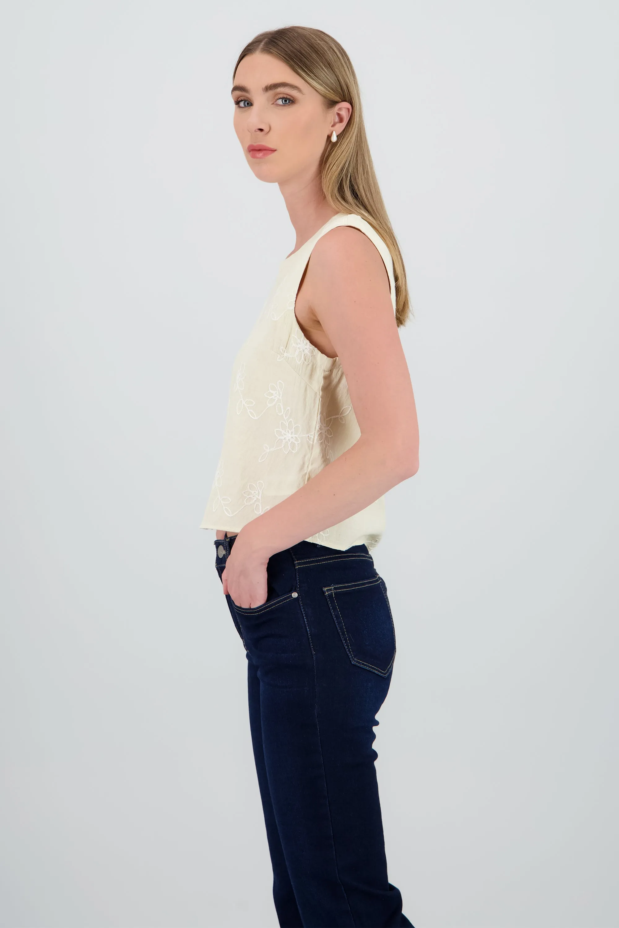 Top sin manga cuello redondo bordado sold by Shasa product image thumbnail 3