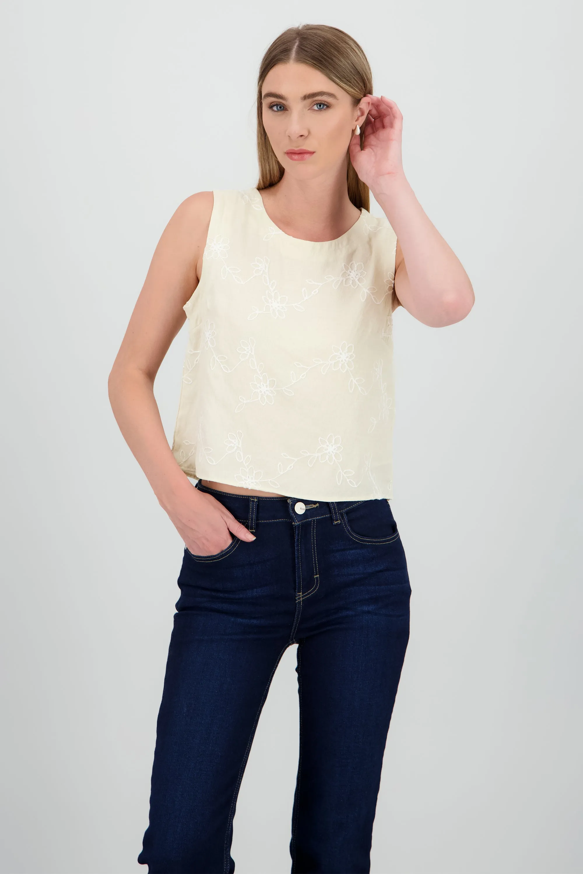 Top sin manga cuello redondo bordado sold by Shasa product image thumbnail 2