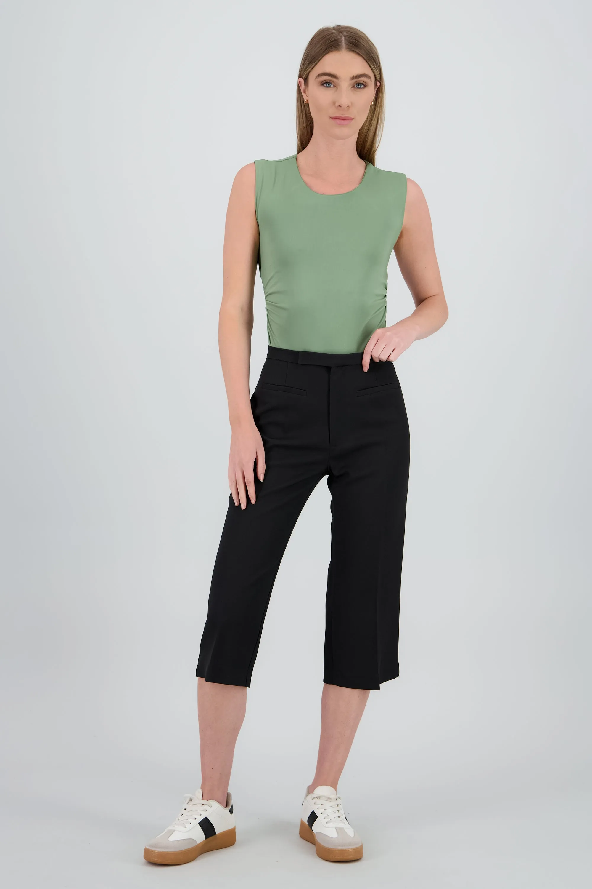 Pantalon capri detalle pretina sold by Shasa