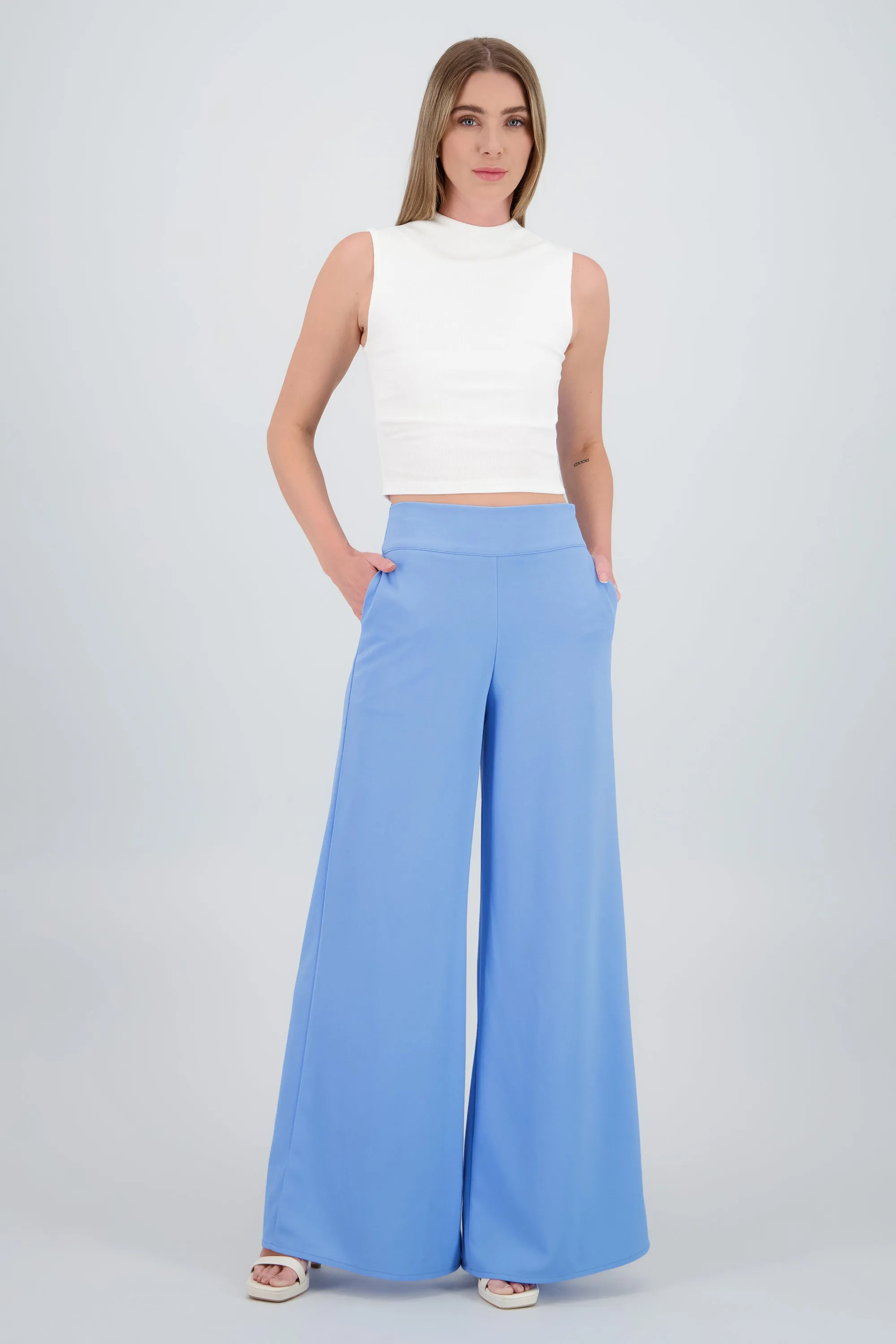 Pantalon liso cierre sold by Shasa