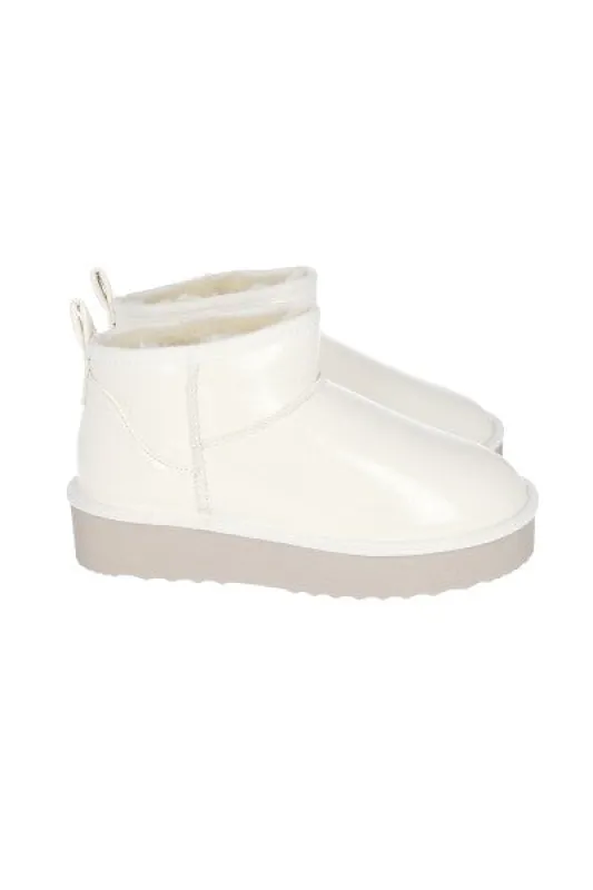 Botas efecto piel forro peluche sold by Shasa