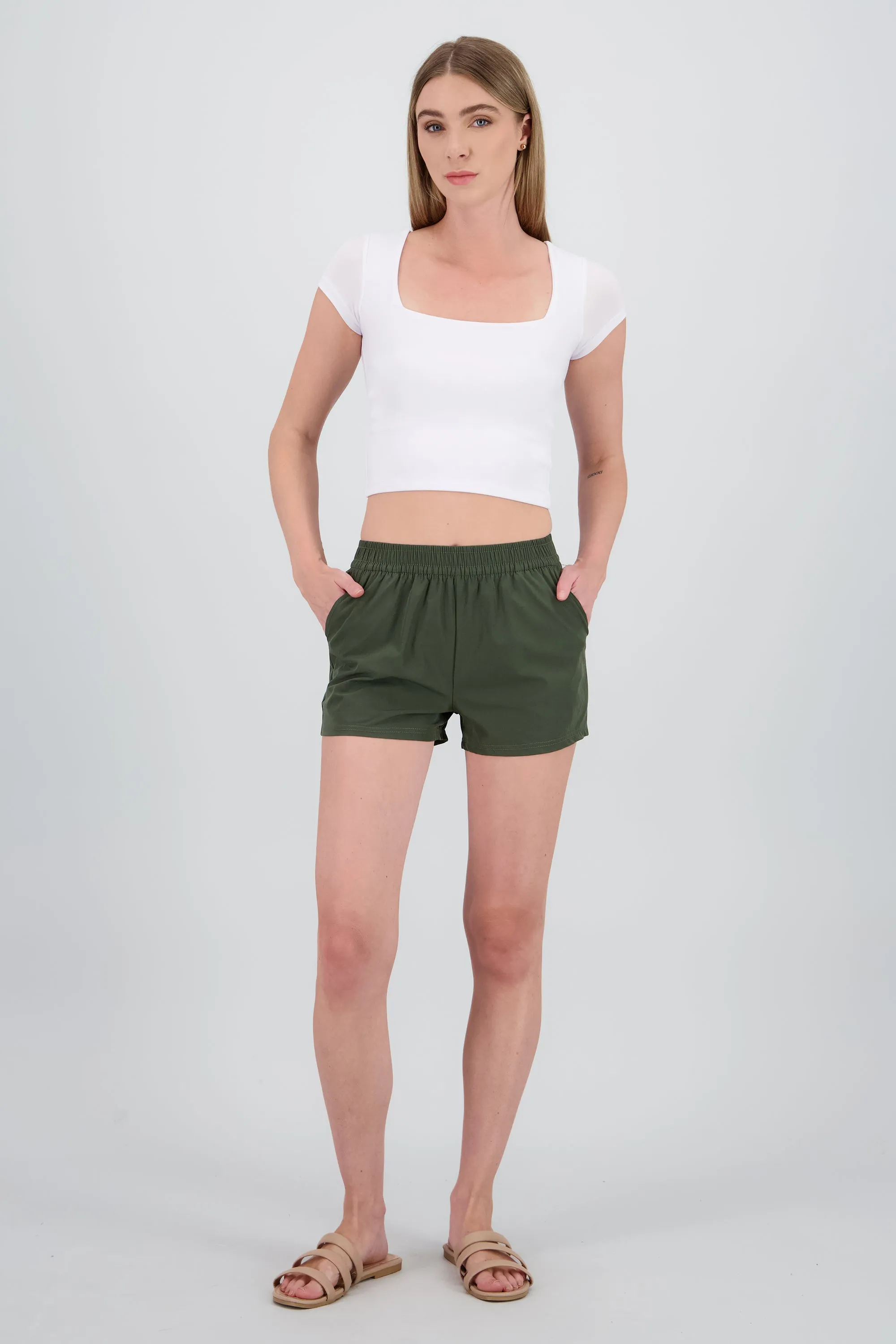 Shorts cortos con bolsas lisos sold by Shasa