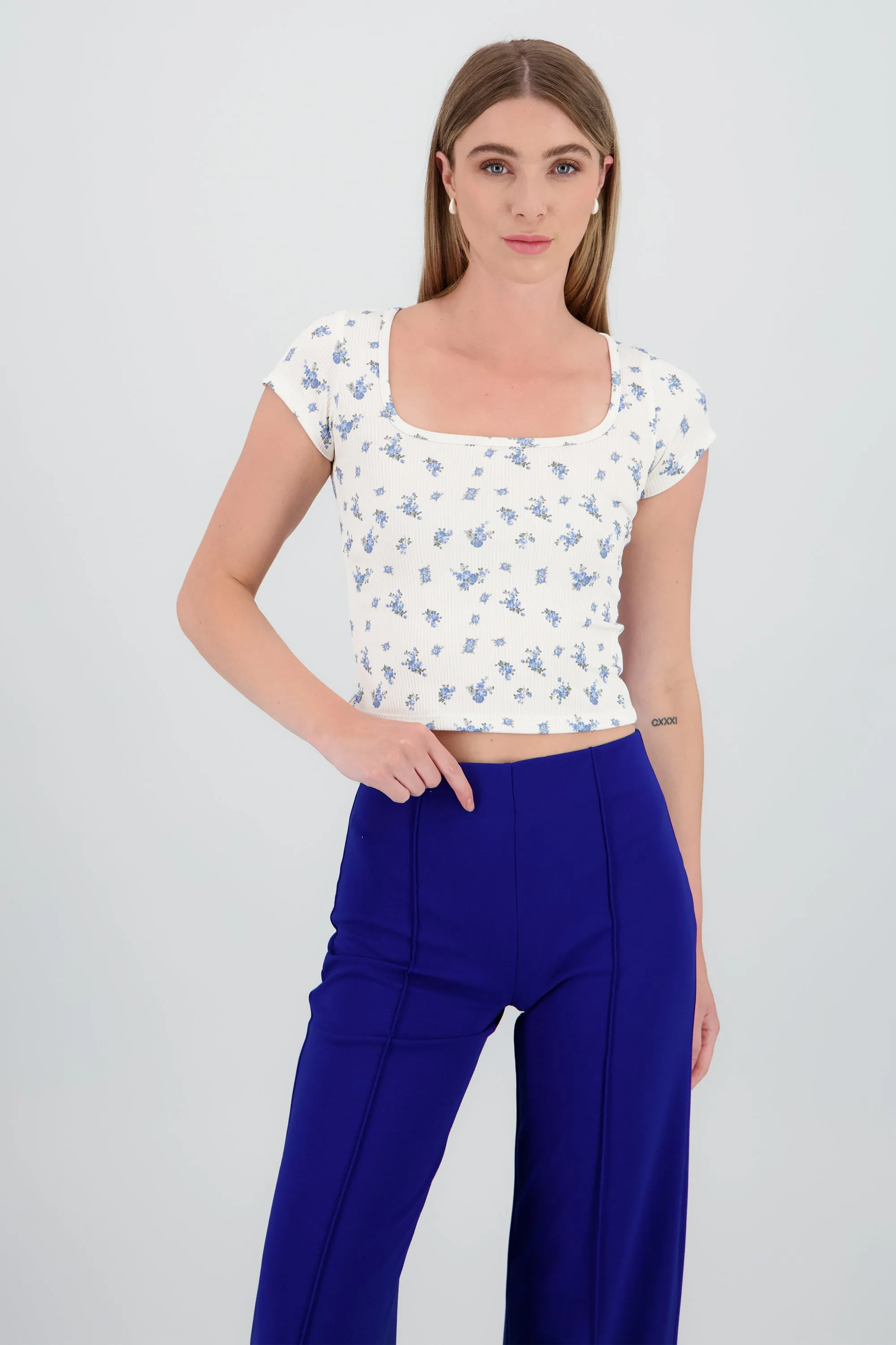 Top manga corta escote cuadrado estampado sold by Shasa