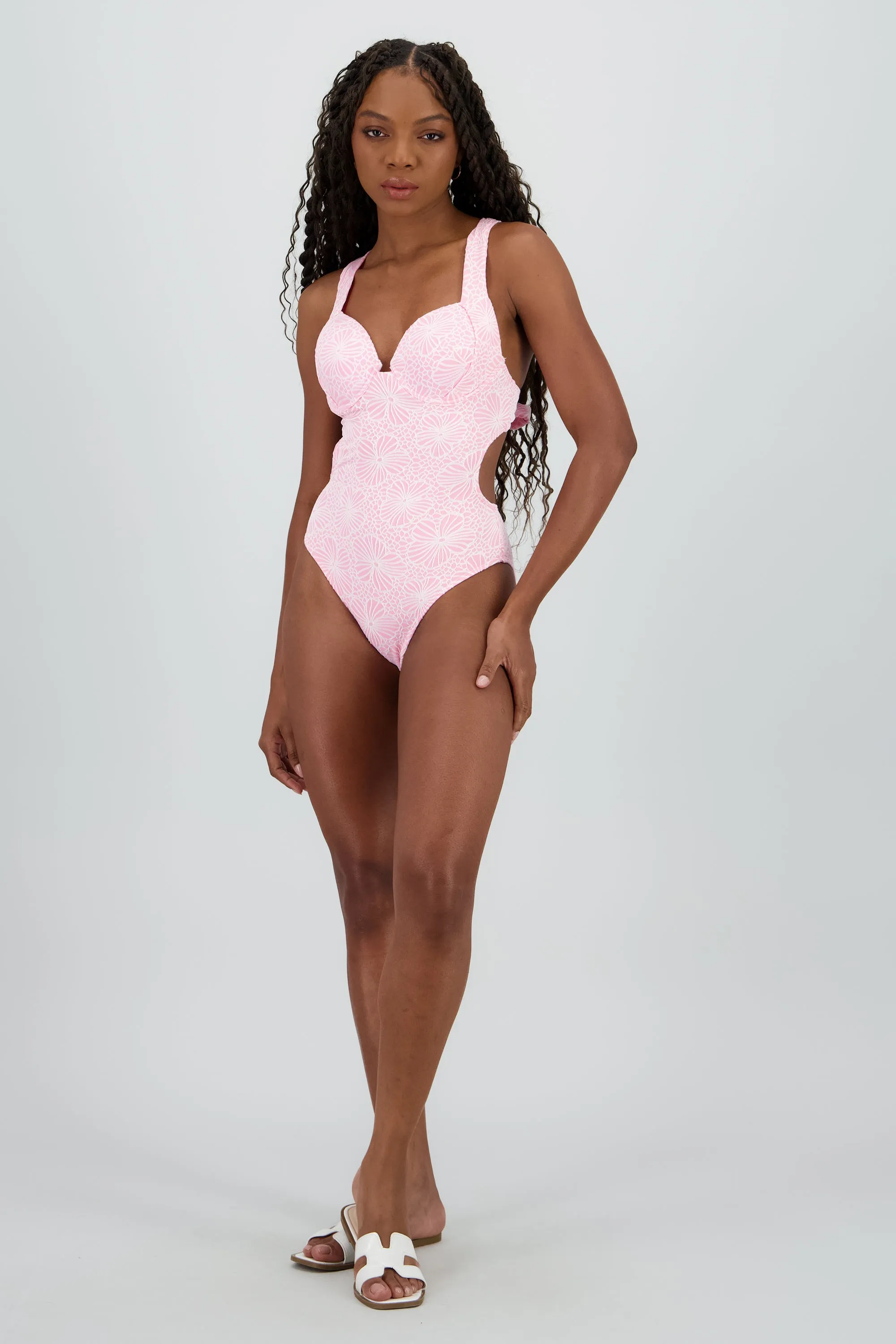 Traje baño textura flores espalda abierta sold by Shasa