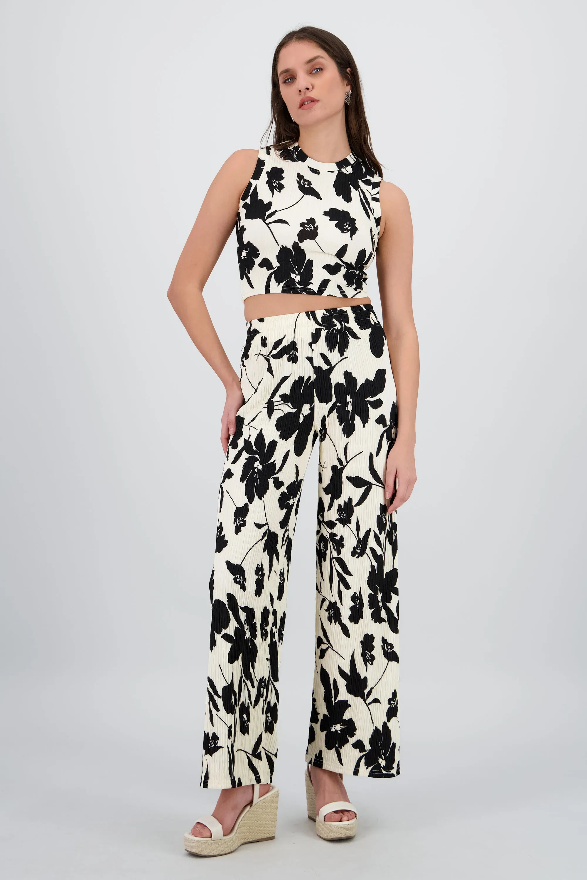 Pantalones fluidos flores tropicales sold by Shasa