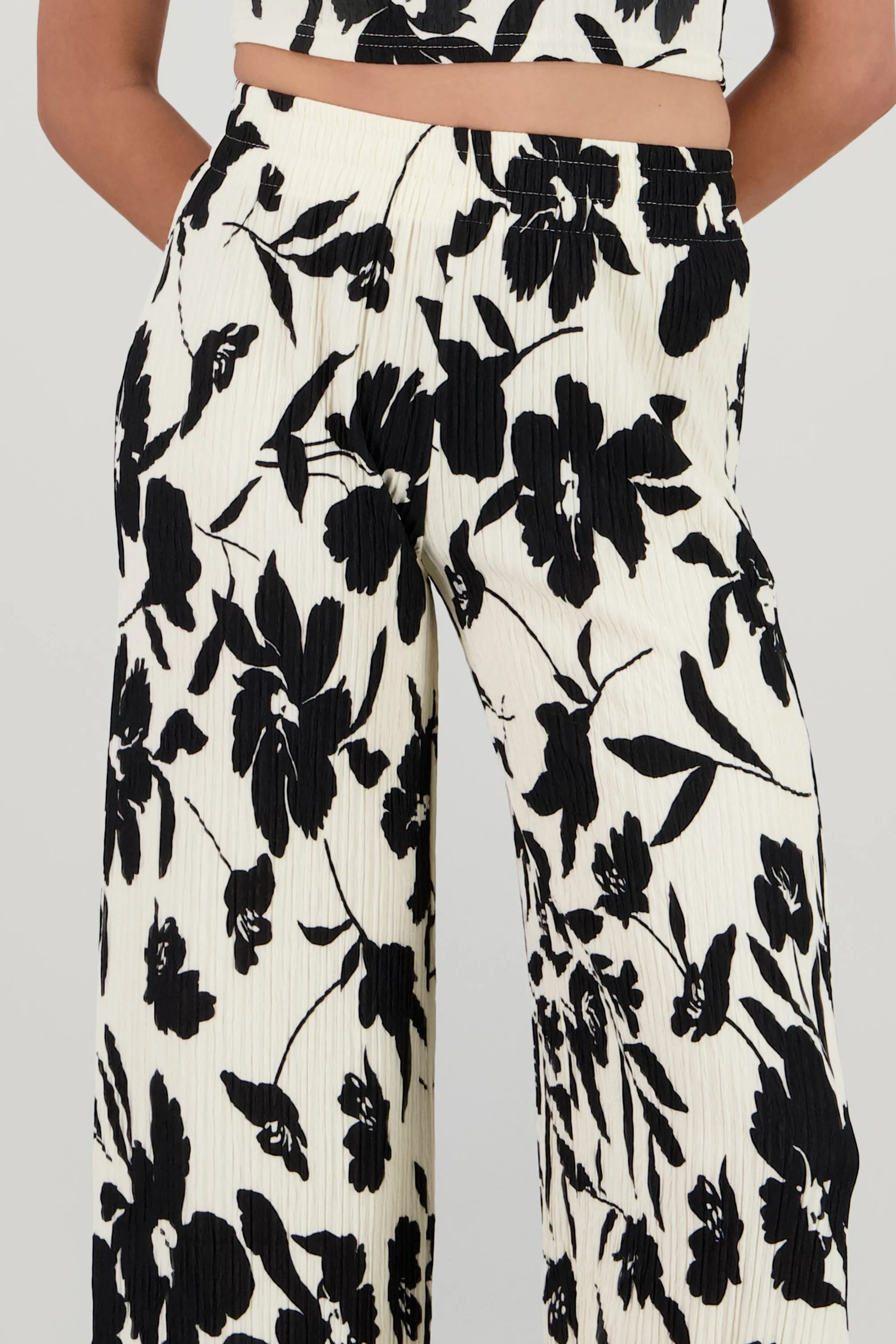 Pantalones fluidos flores tropicales sold by Shasa product image thumbnail 5