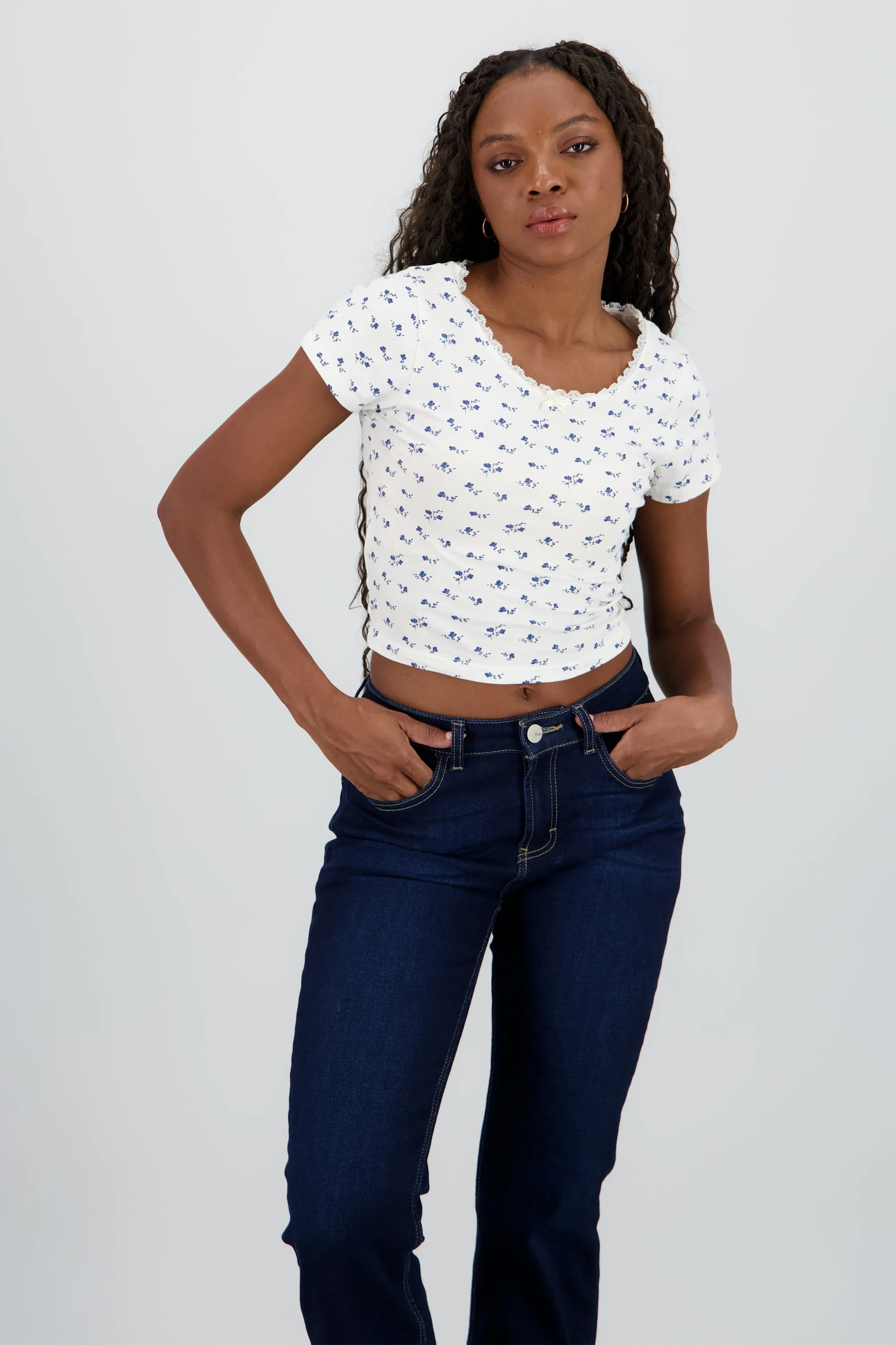 Top de manga corta con estampado de flores sold by Shasa