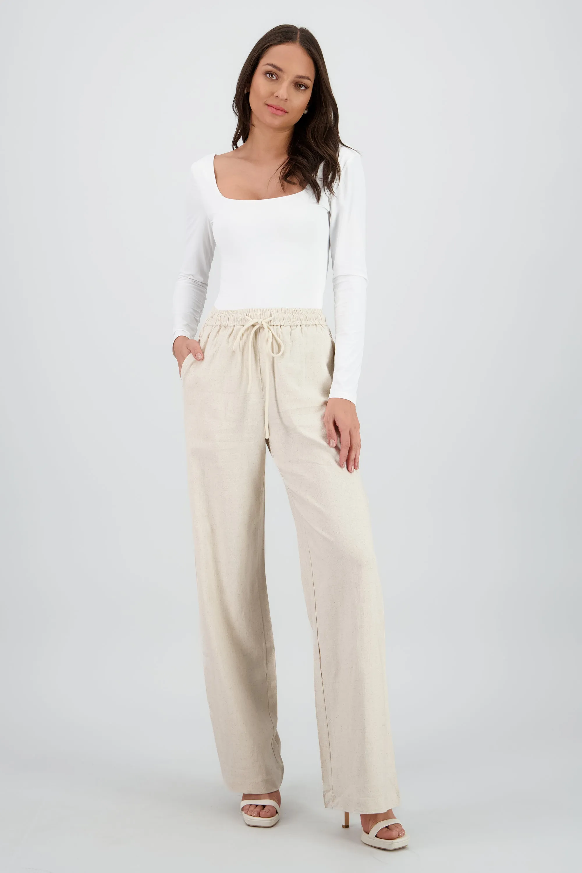 Pantalon recto liso detalle resorte jareta sold by Shasa