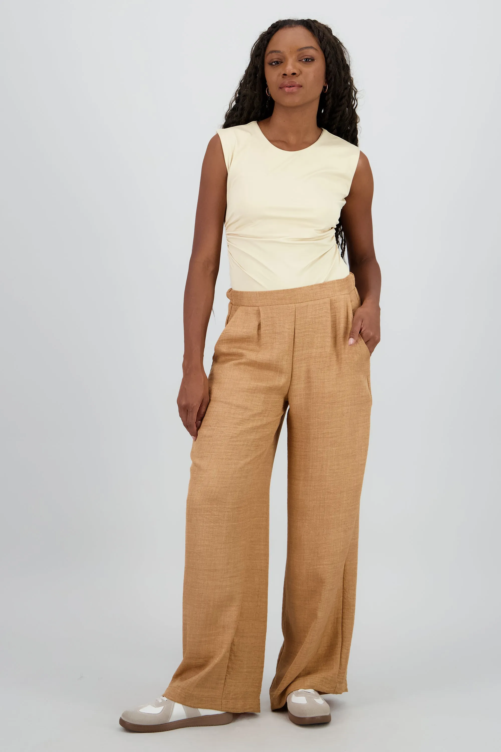 Pantalon amplio pinzas detalle bolsas sold by Shasa