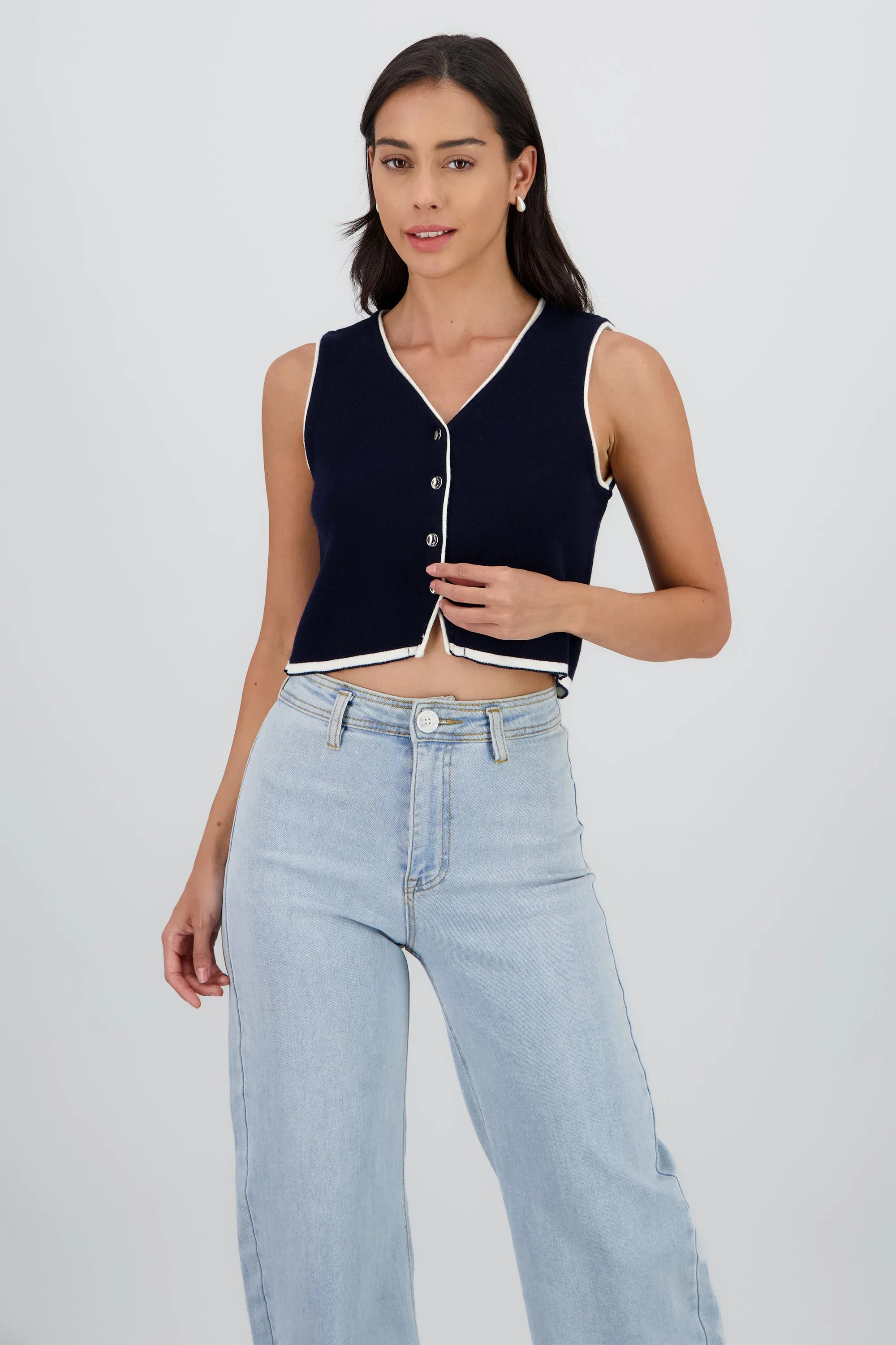 Chaleco tejido botones detalle contraste sold by Shasa