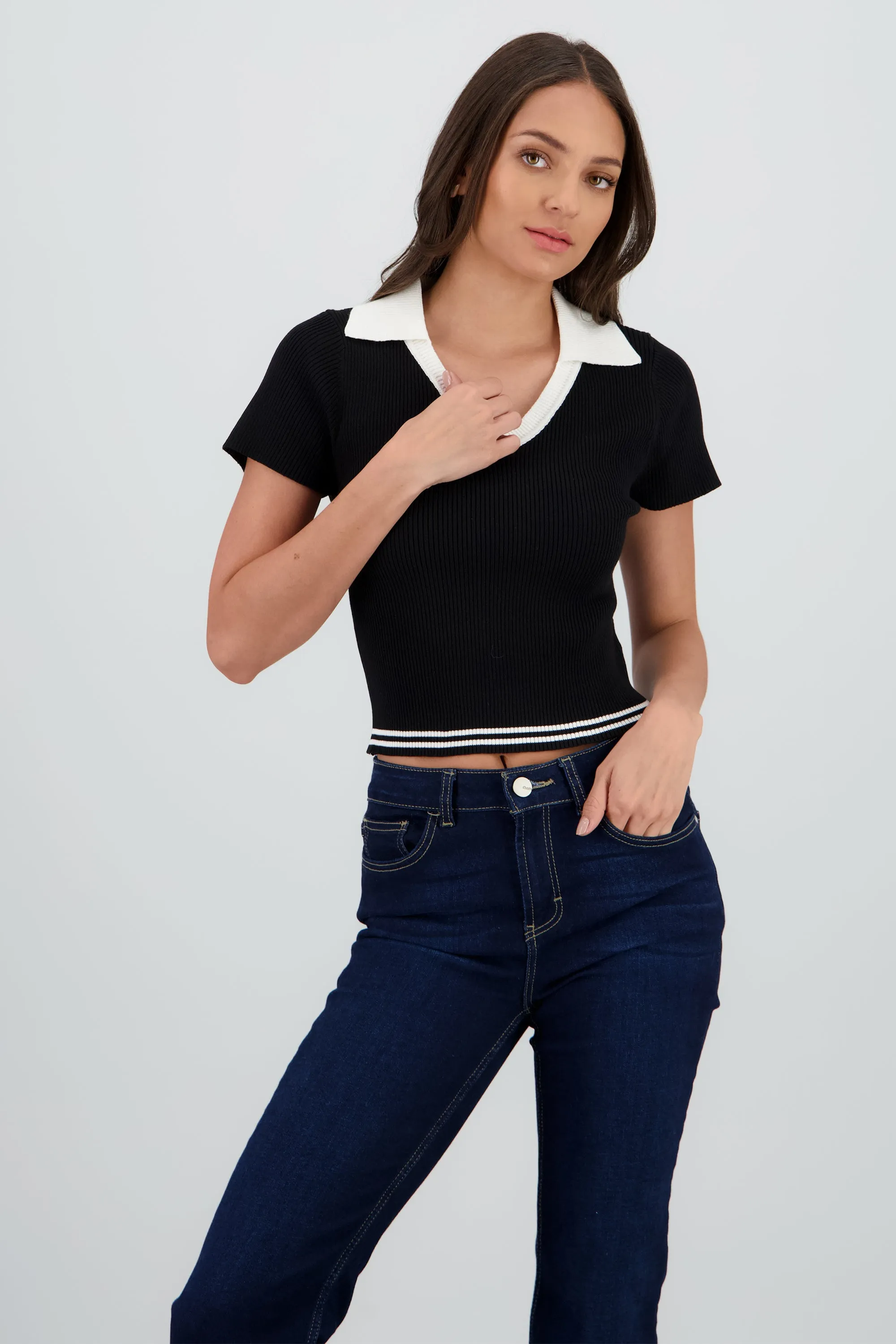 Top corto tejido cuello contraste sold by Shasa