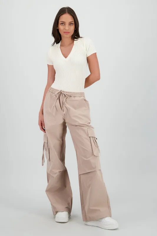 Pantalon amplio detalle bolsas lazos sold by Shasa