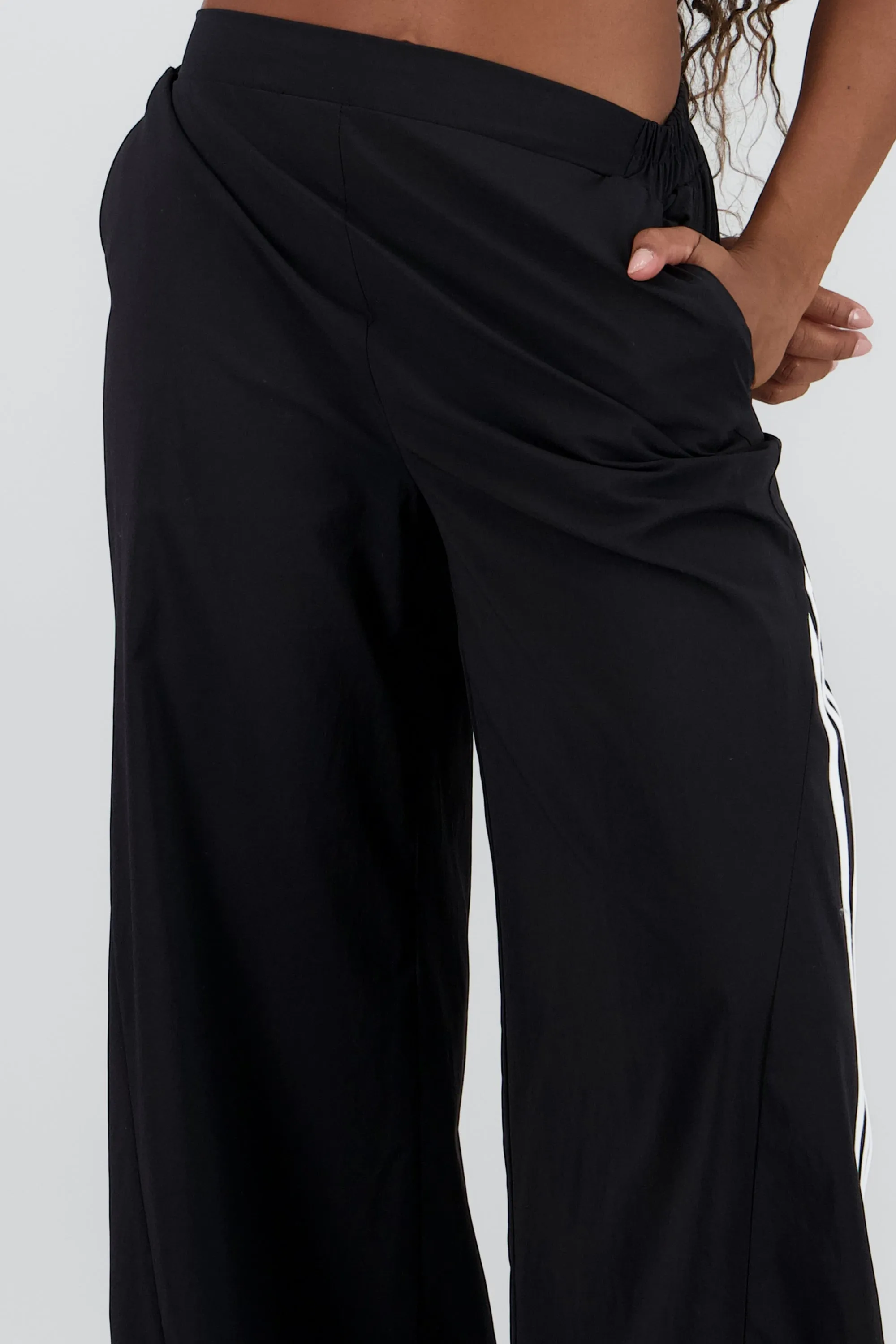 Pantalon amplio detalle franjas contraste sold by Shasa product image thumbnail 5