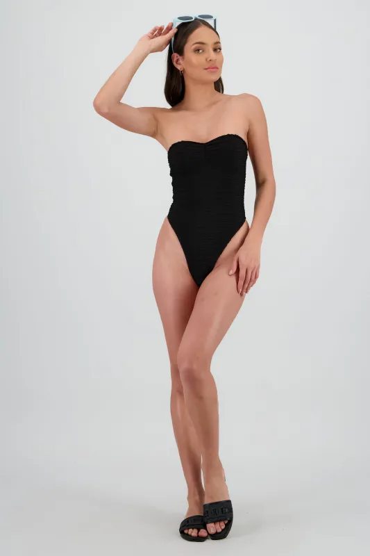 Traje de baño textura strapless sold by Shasa