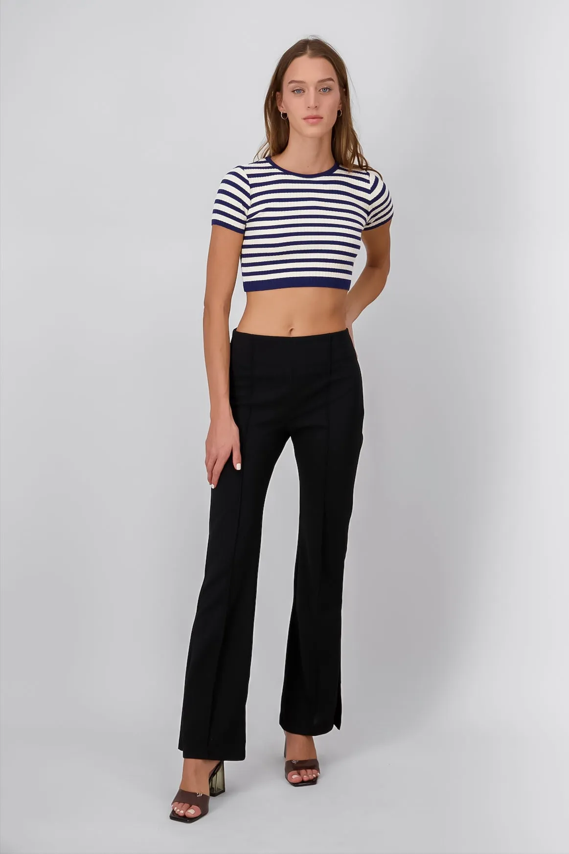 Pantalon detalle costura abertura en pierna sold by Shasa