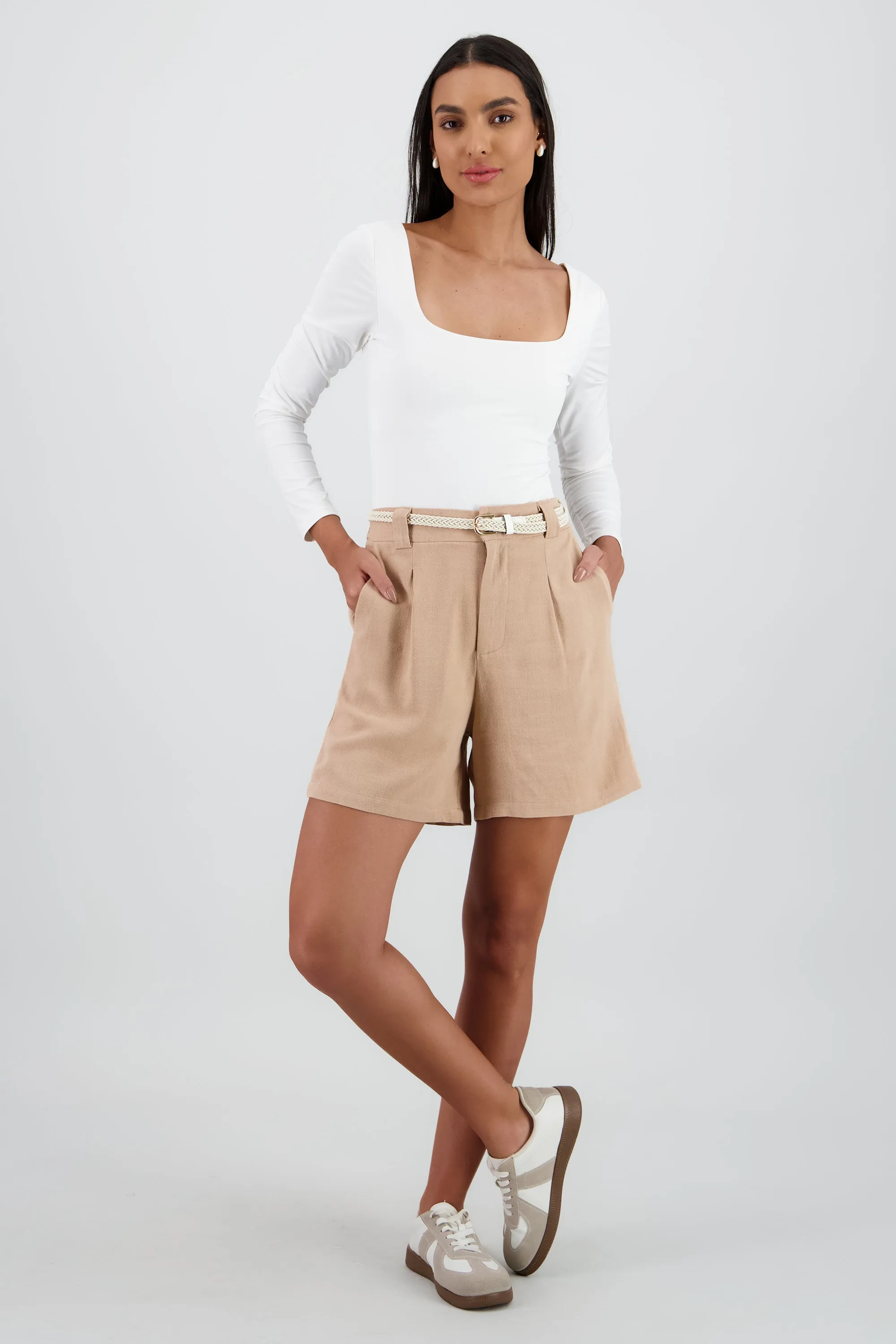 Short liso detalle presillas cinturon sold by Shasa