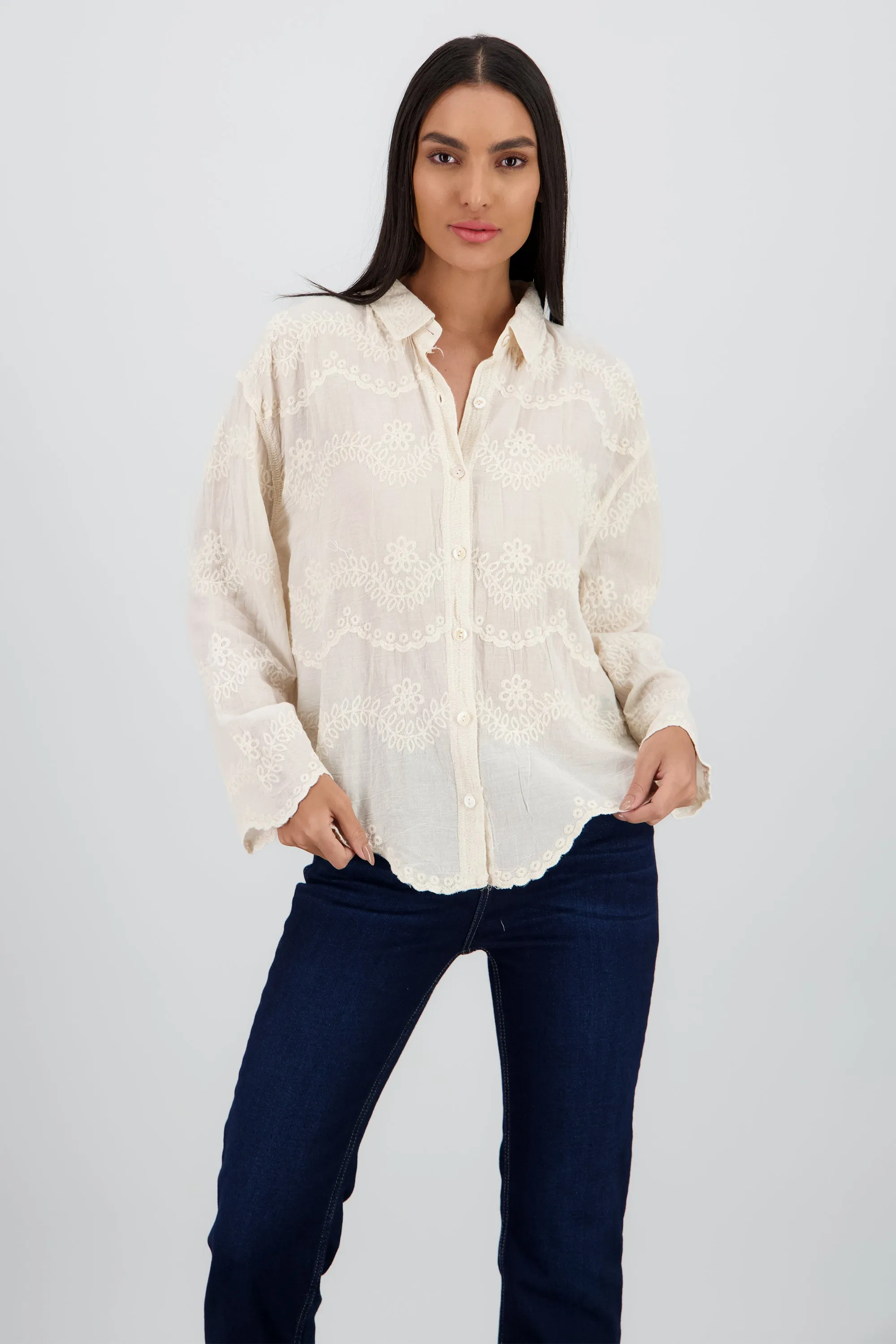 Camisa manga larga detalle cuello bordado botones sold by Shasa