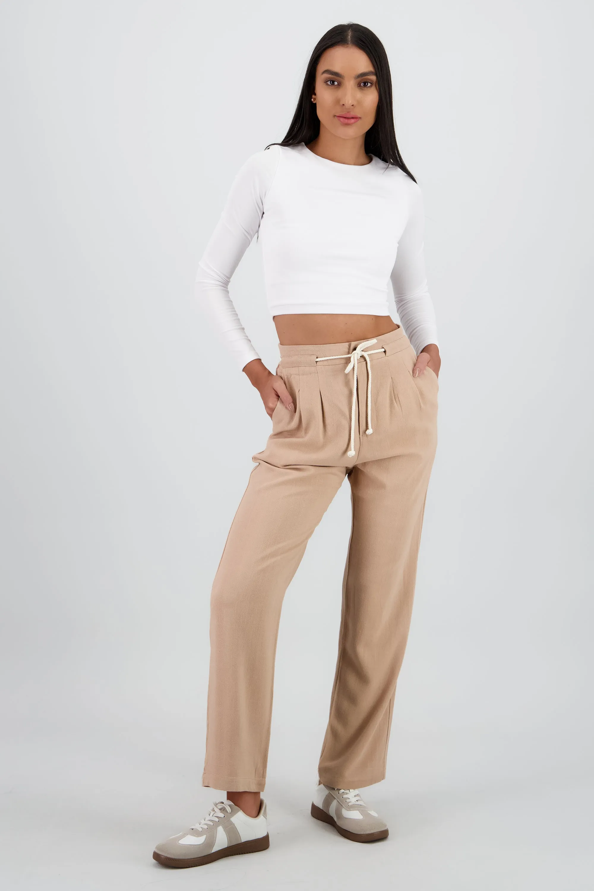 Pantalon recto liso detalle cinturon sold by Shasa